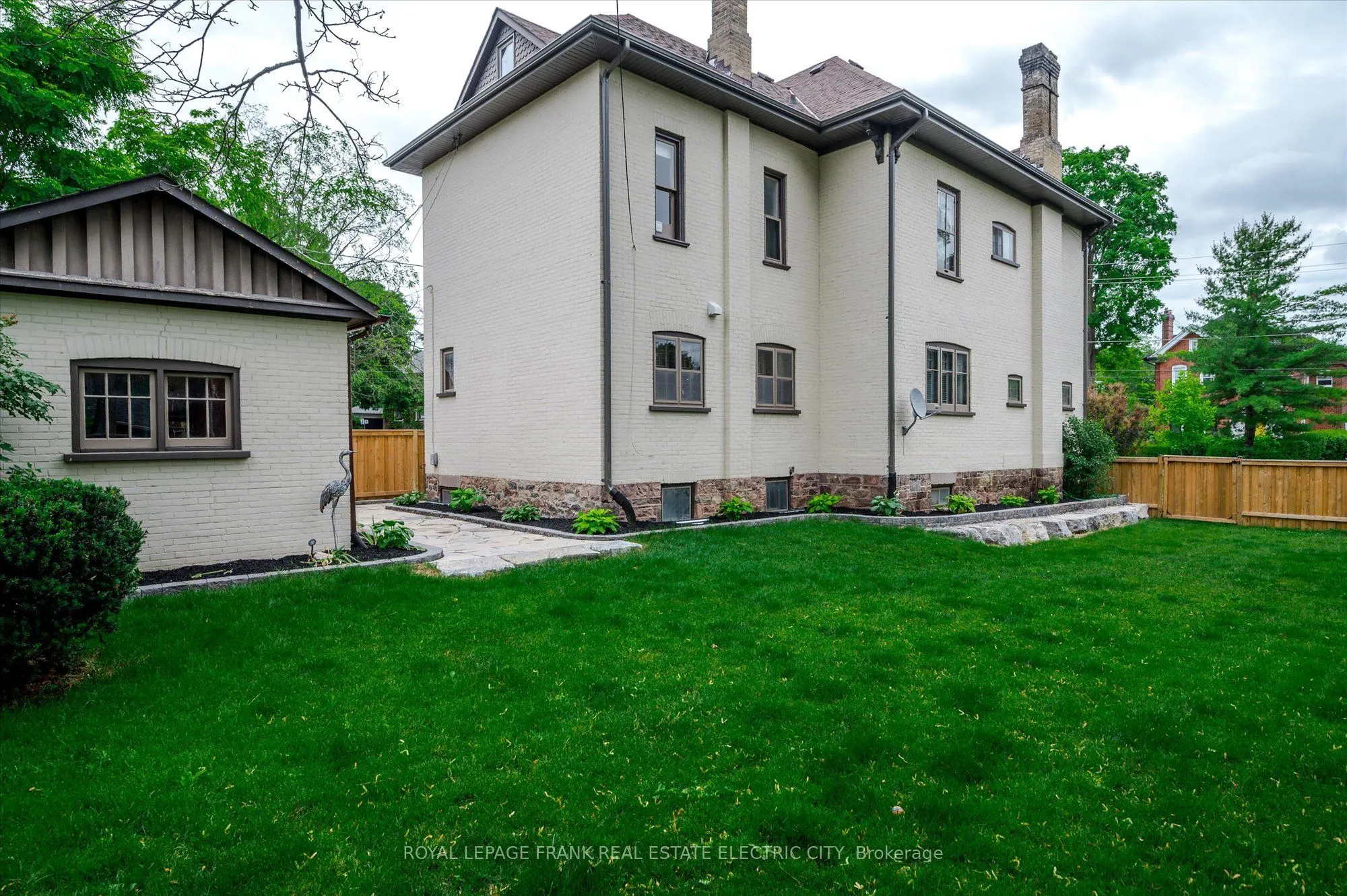 452 Hunter Street W