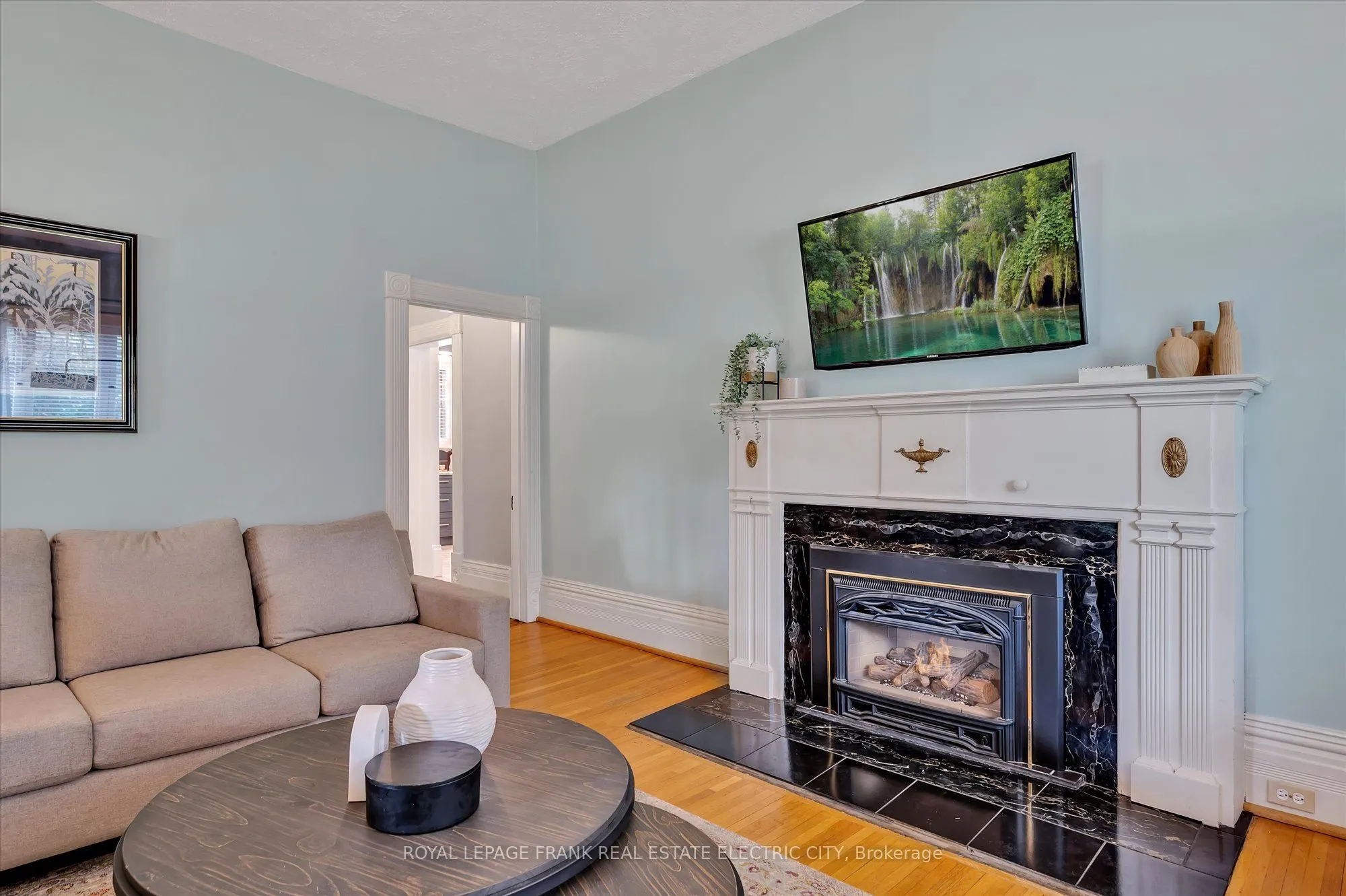 452 Hunter Street W