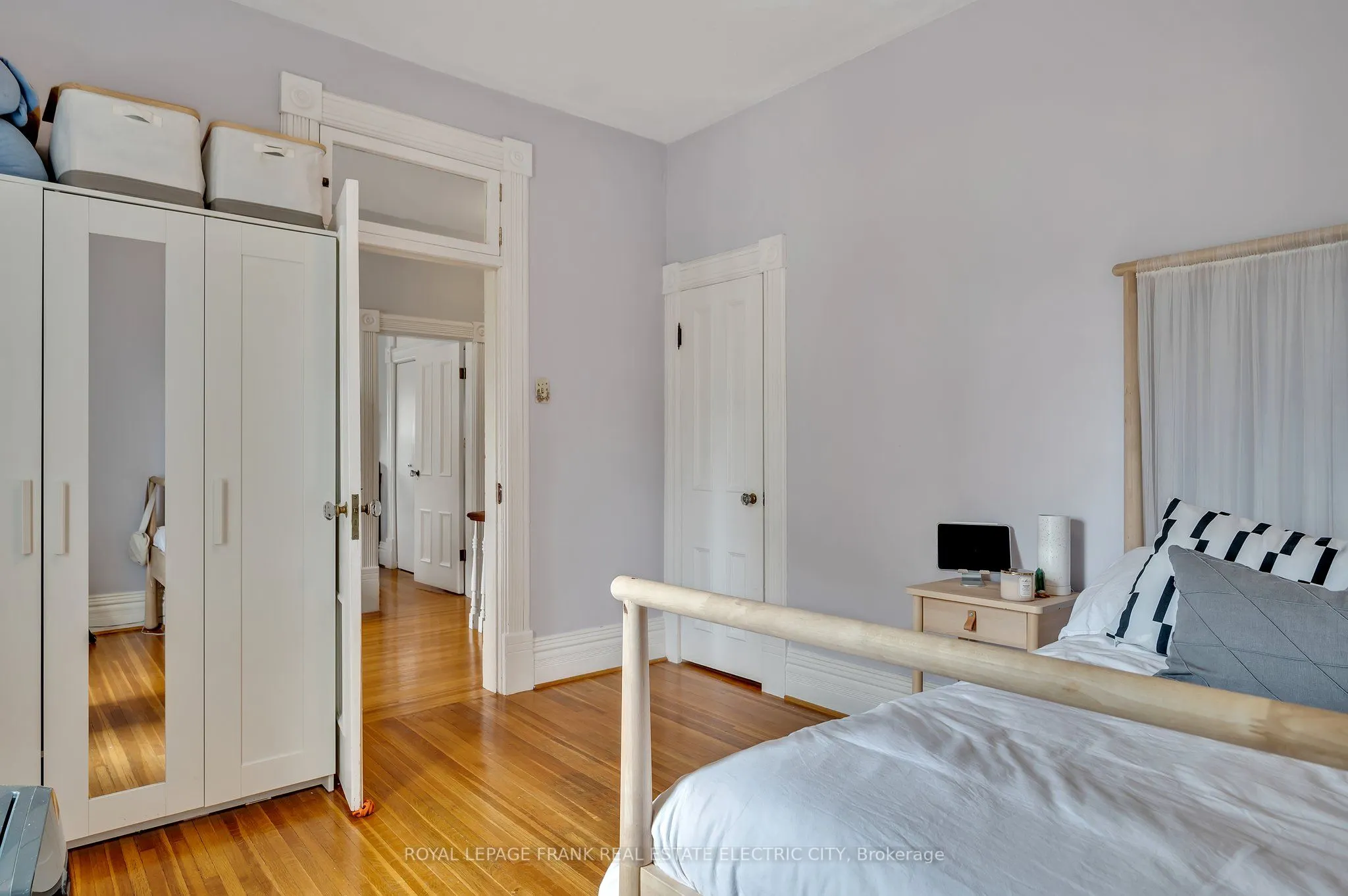 452 Hunter Street W