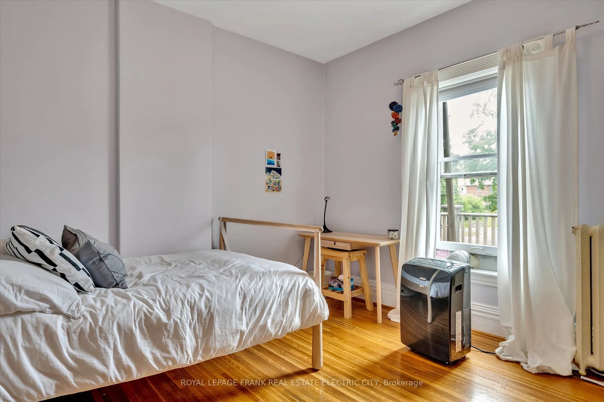 452 Hunter Street W