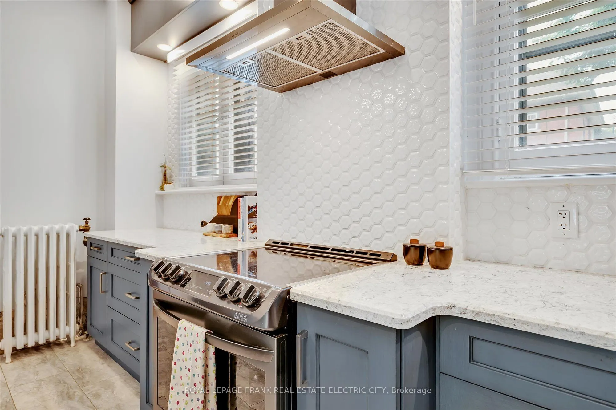 452 Hunter Street W