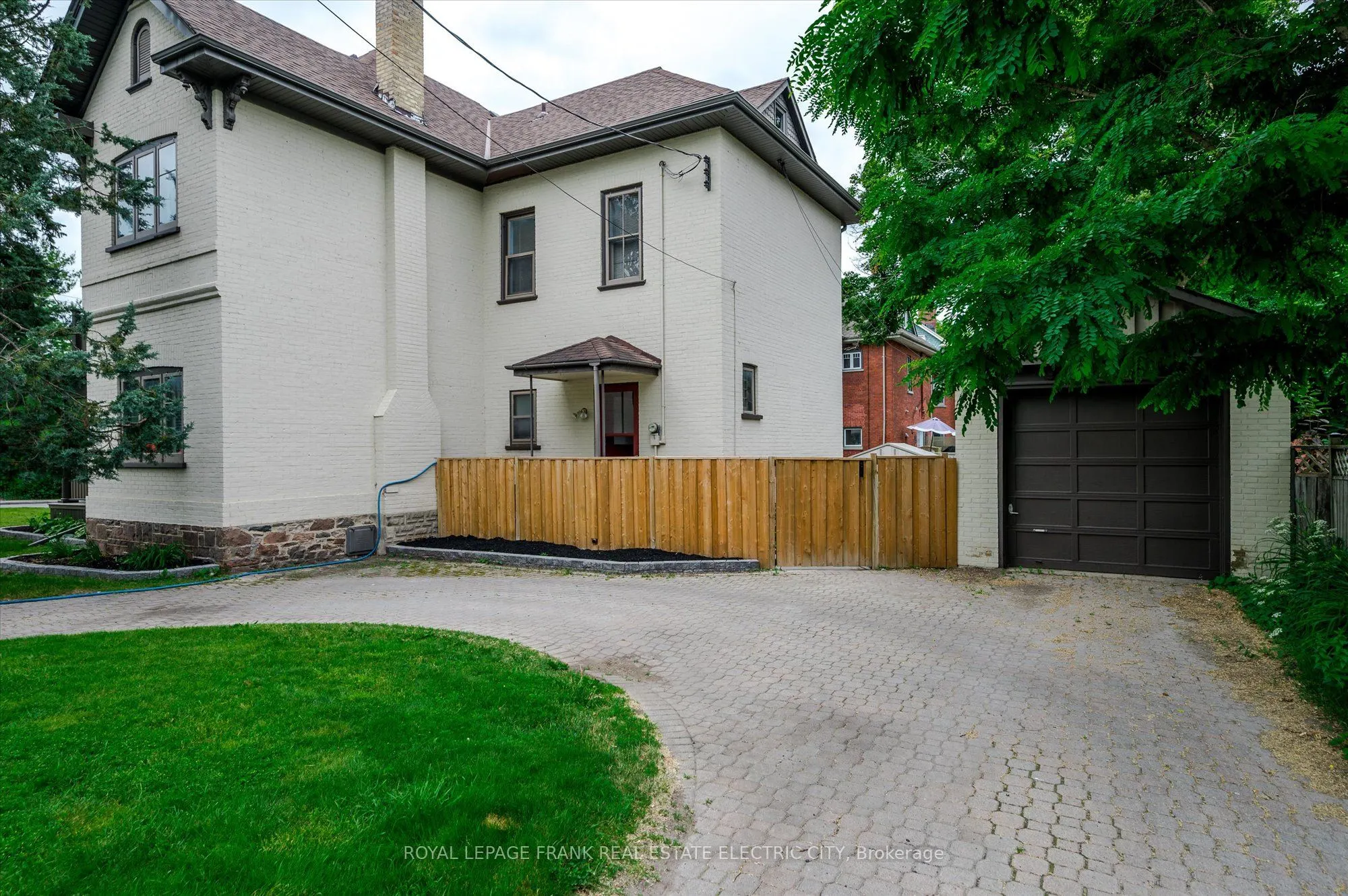 452 Hunter Street W
