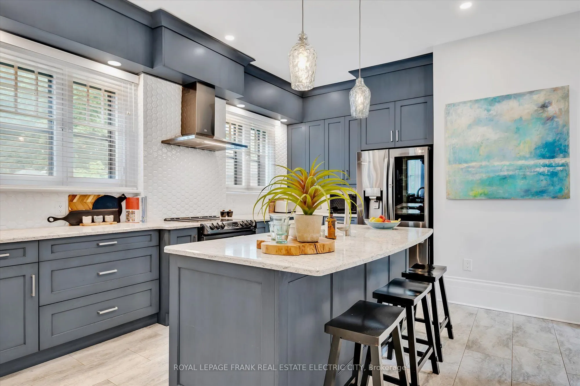 452 Hunter Street W