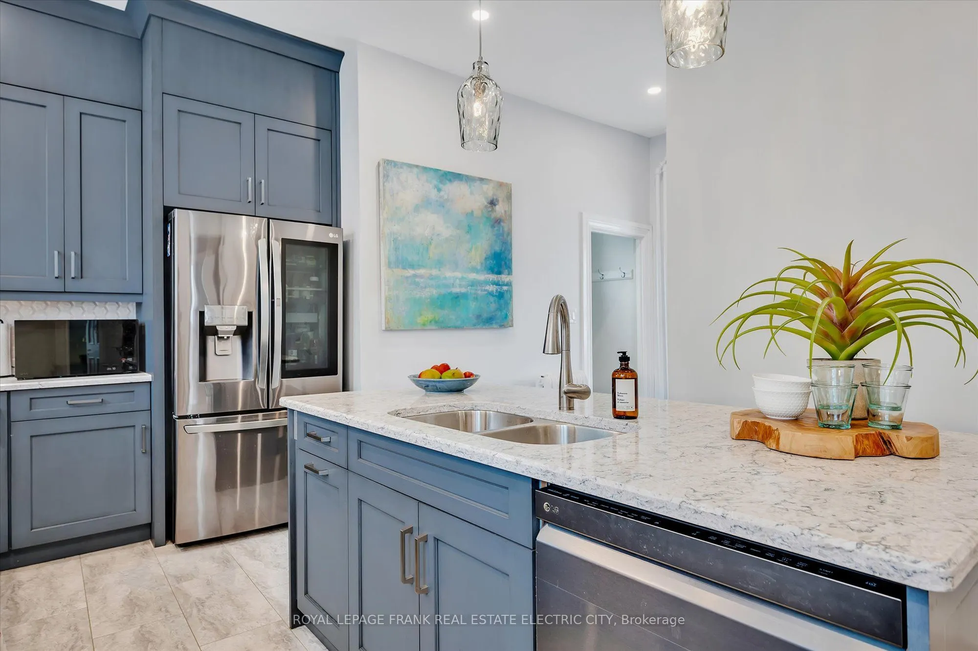 452 Hunter Street W