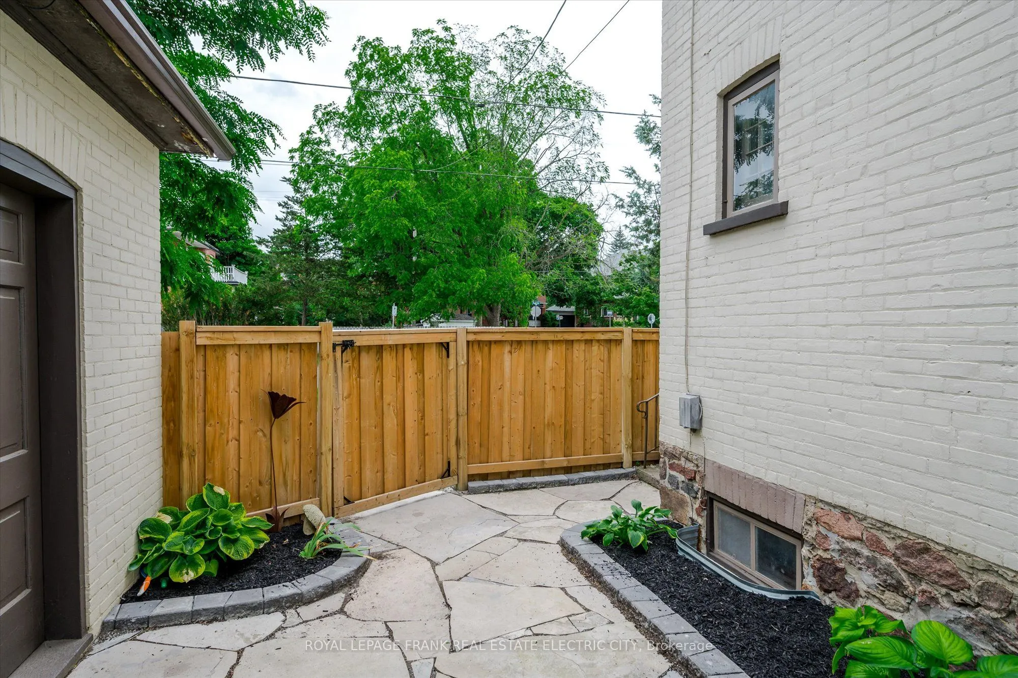 452 Hunter Street W