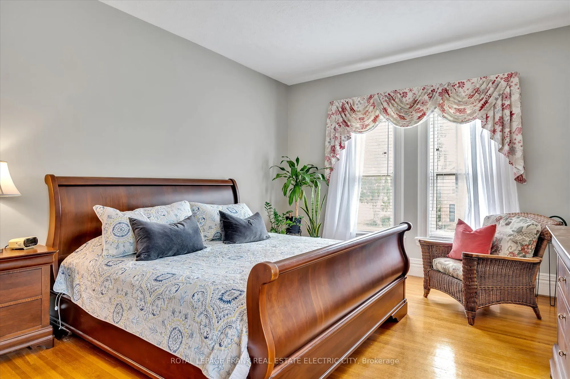 452 Hunter Street W