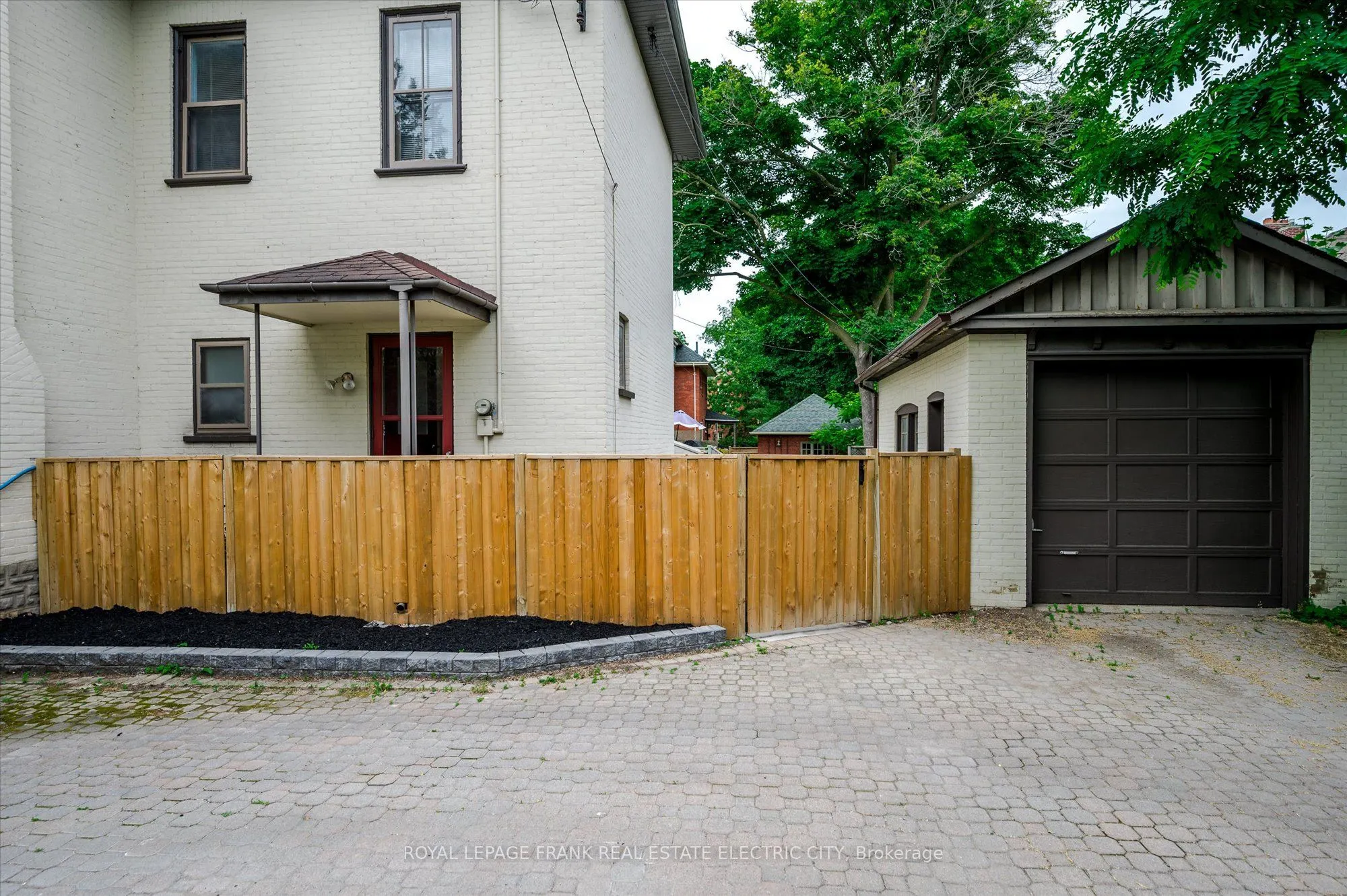 452 Hunter Street W