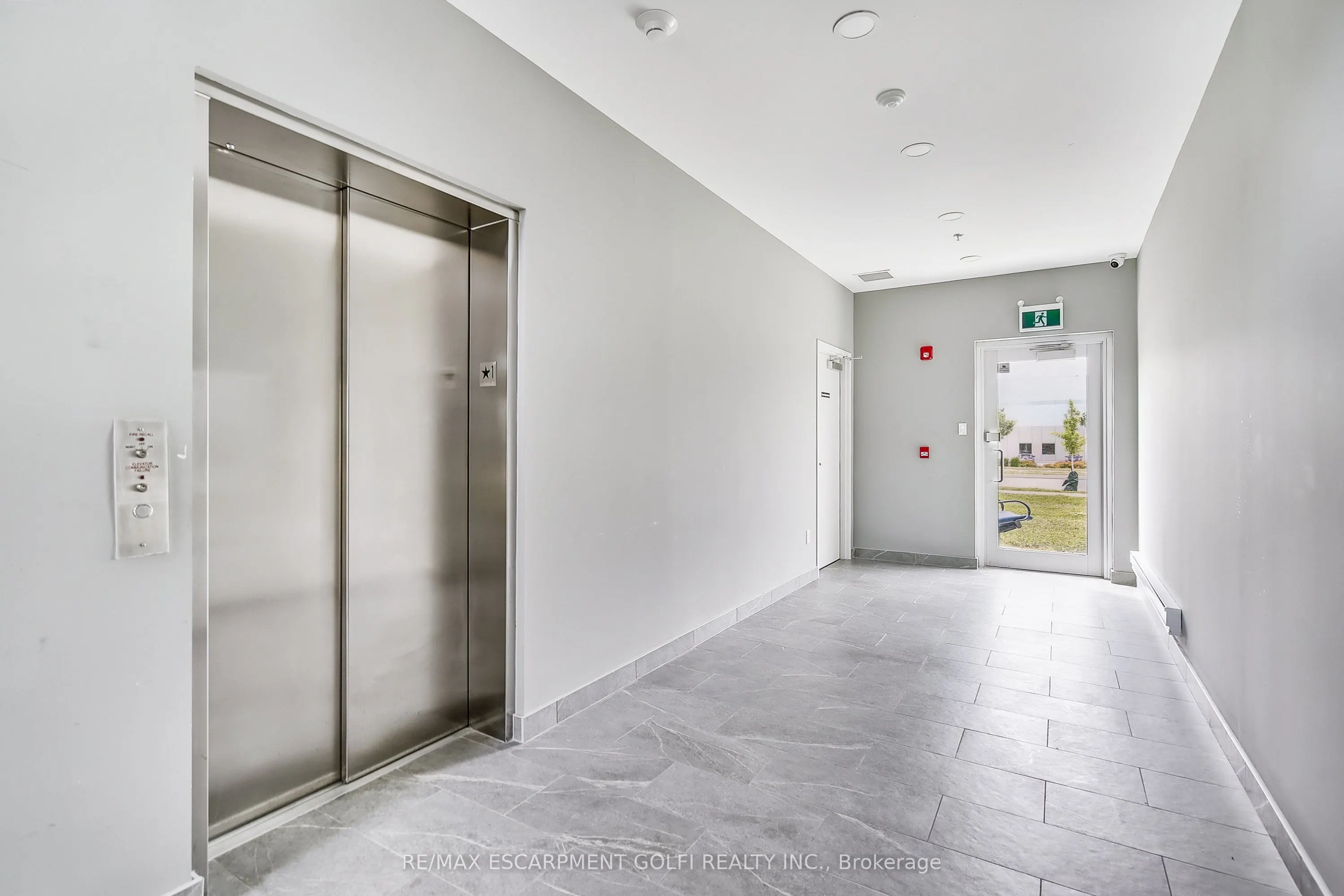 1040 GARNER Road W, #207
