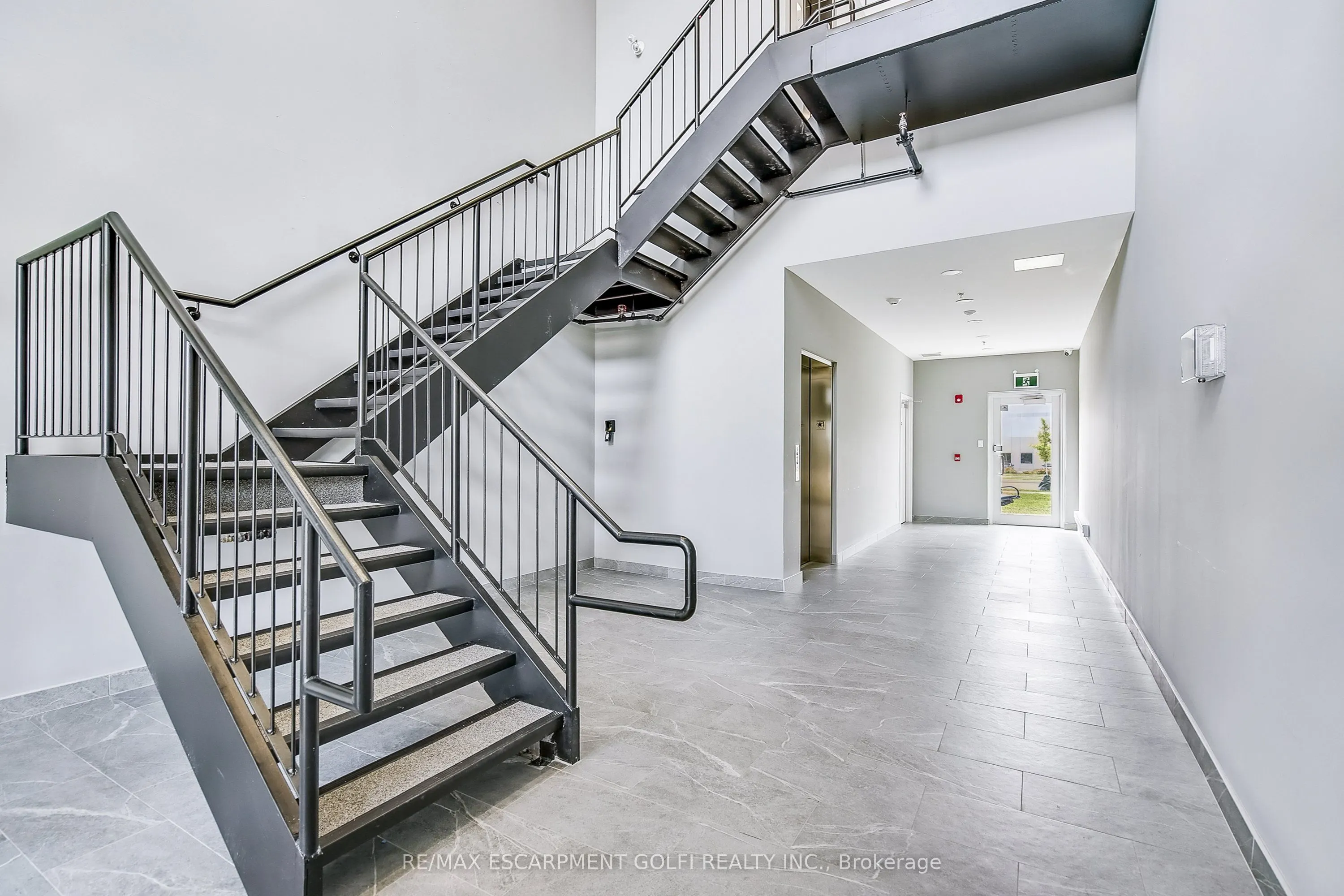 1040 GARNER Road W, #207