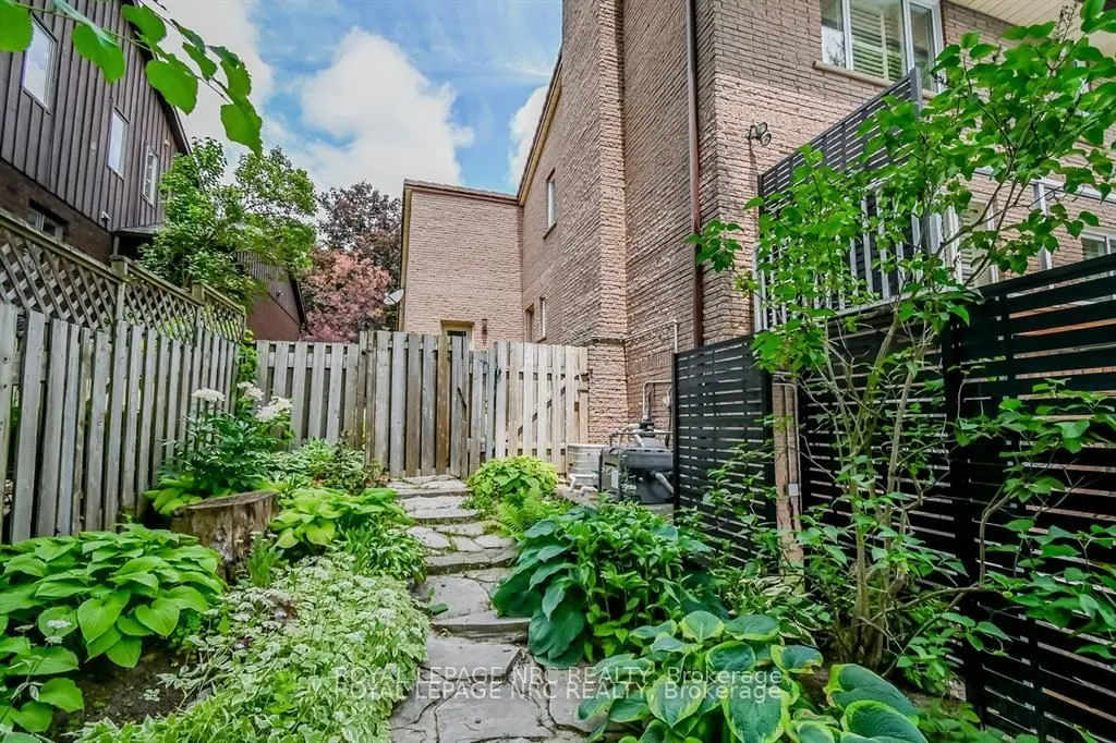 11 Forest Hill Crescent