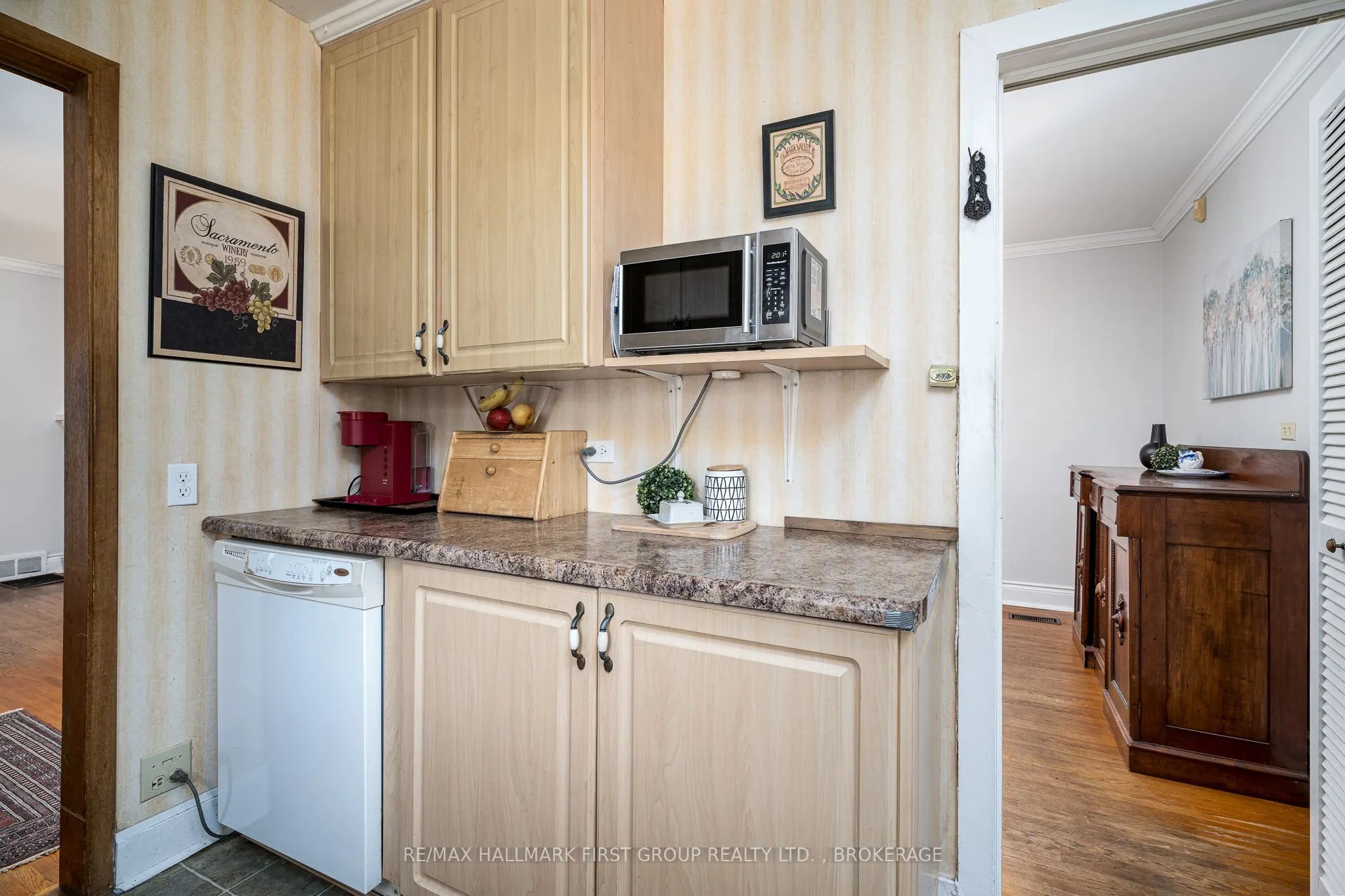 366 Dundas Street W