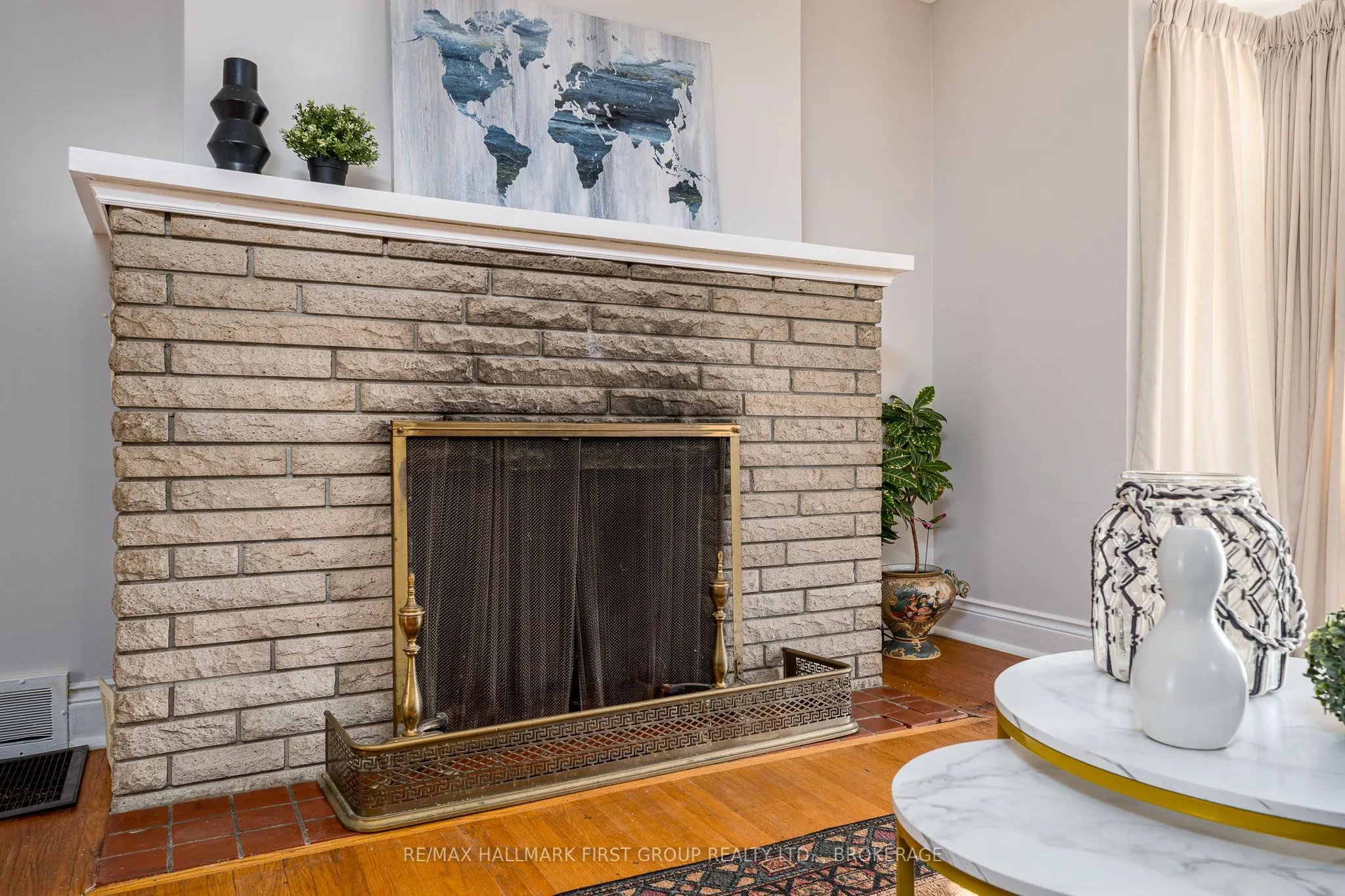 366 Dundas Street W