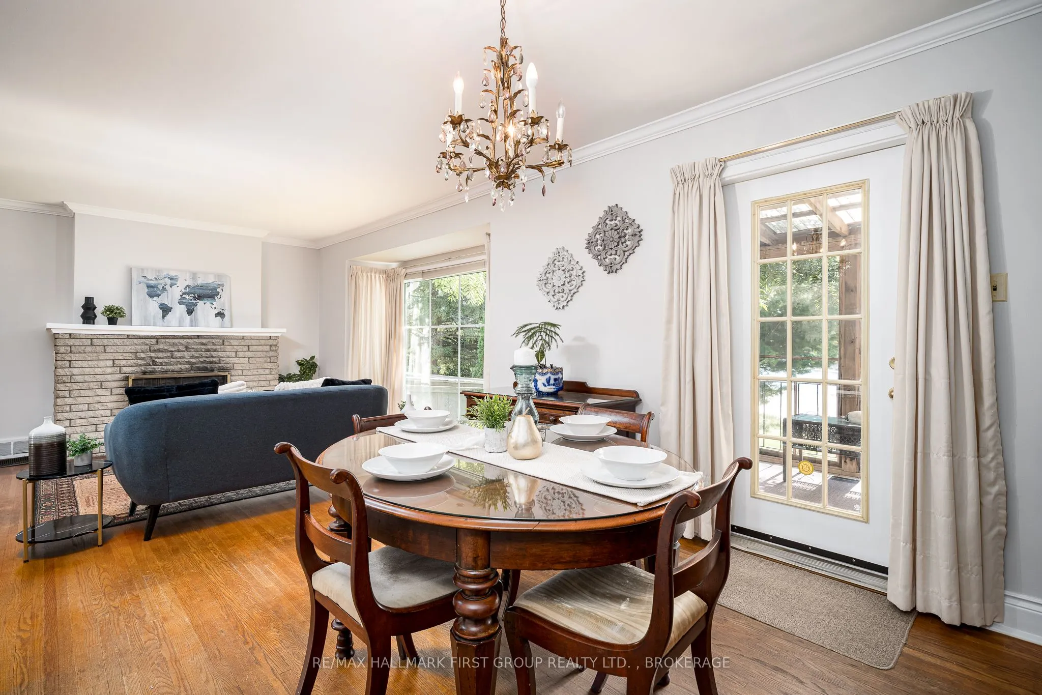 366 Dundas Street W