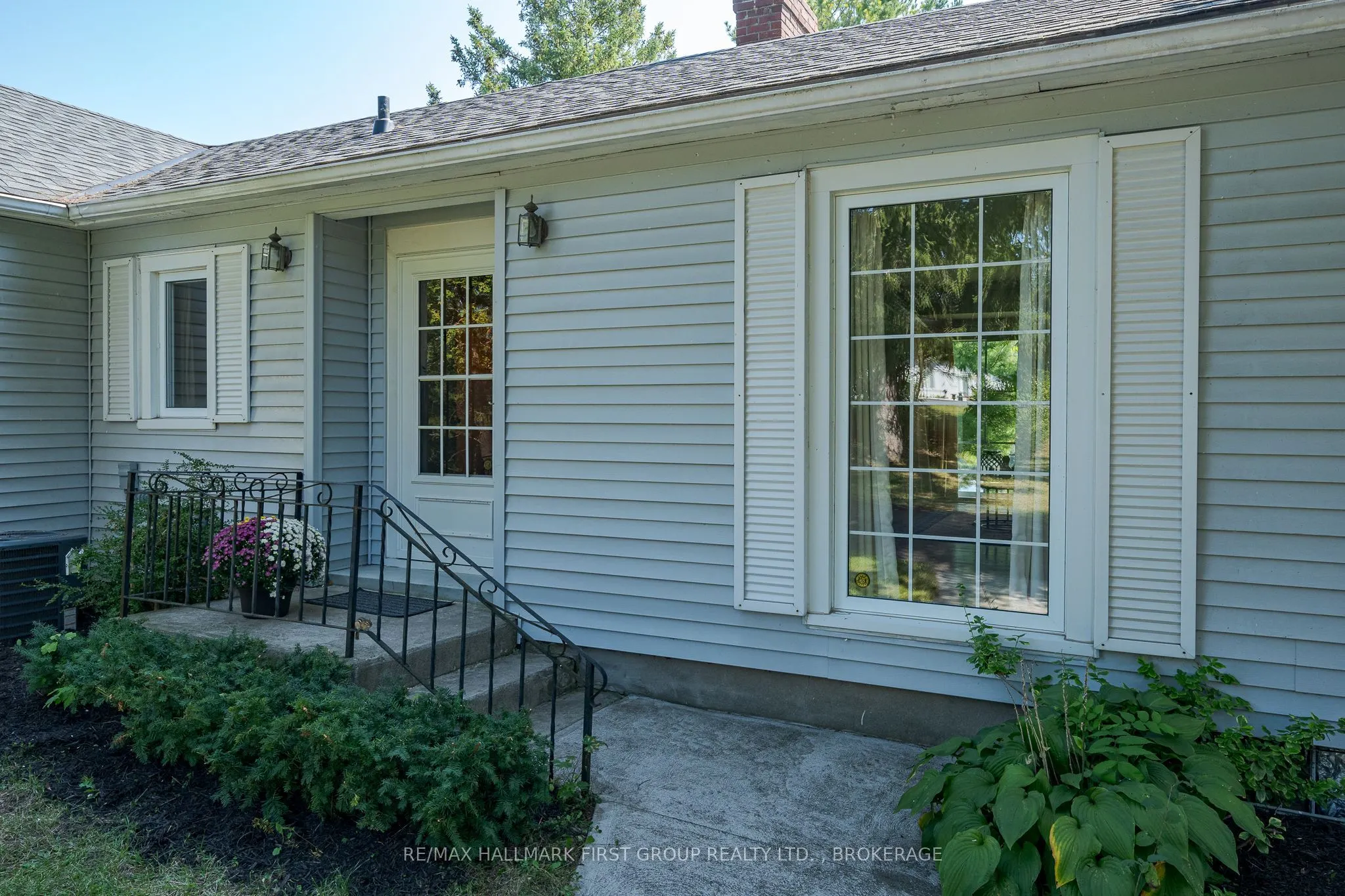 366 Dundas Street W