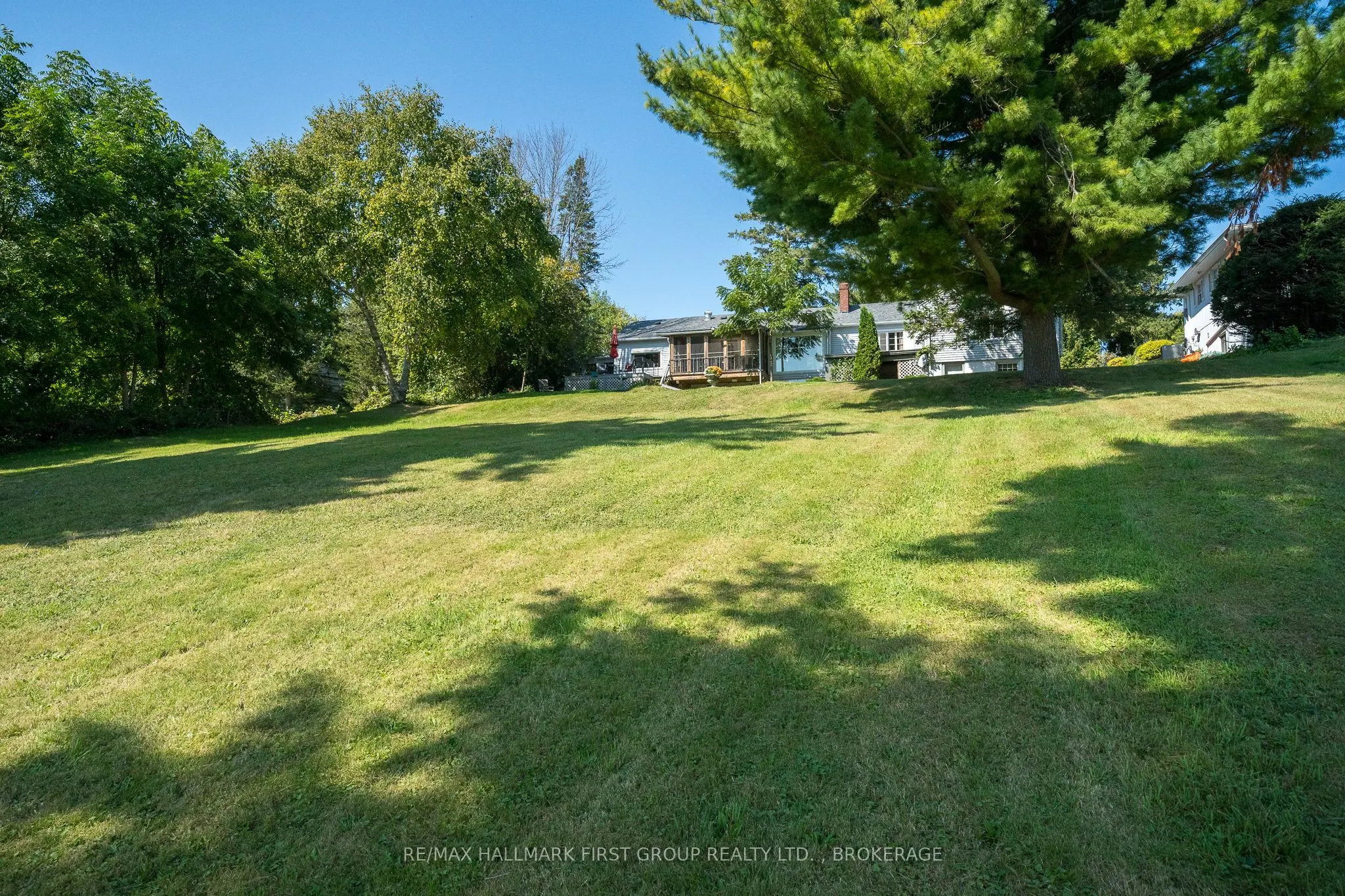 366 Dundas Street W