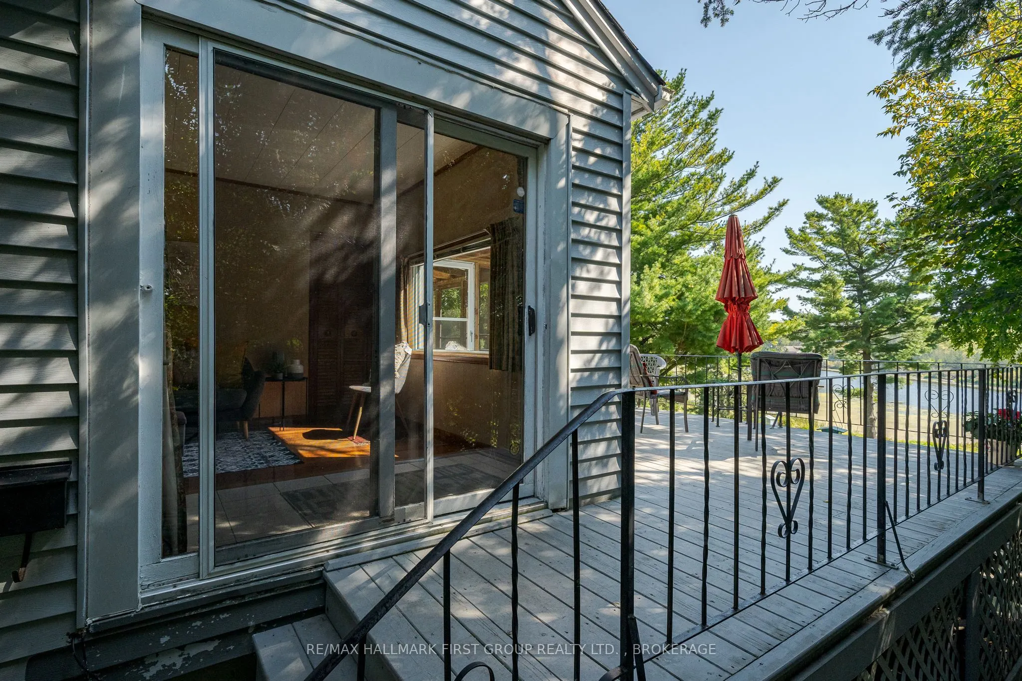 366 Dundas Street W