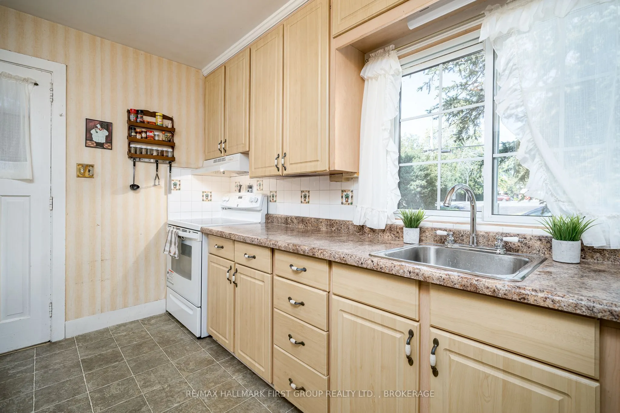 366 Dundas Street W