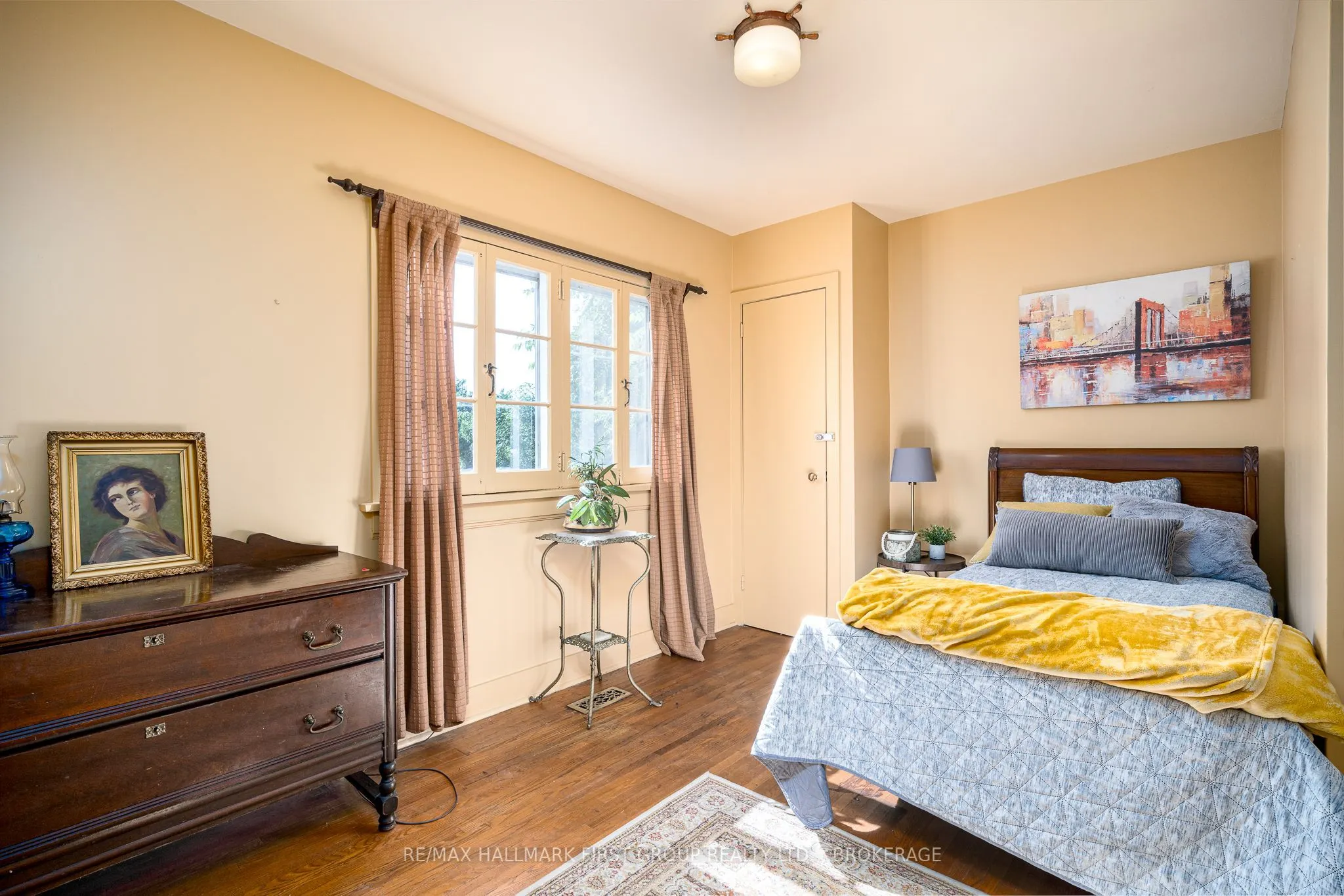 366 Dundas Street W