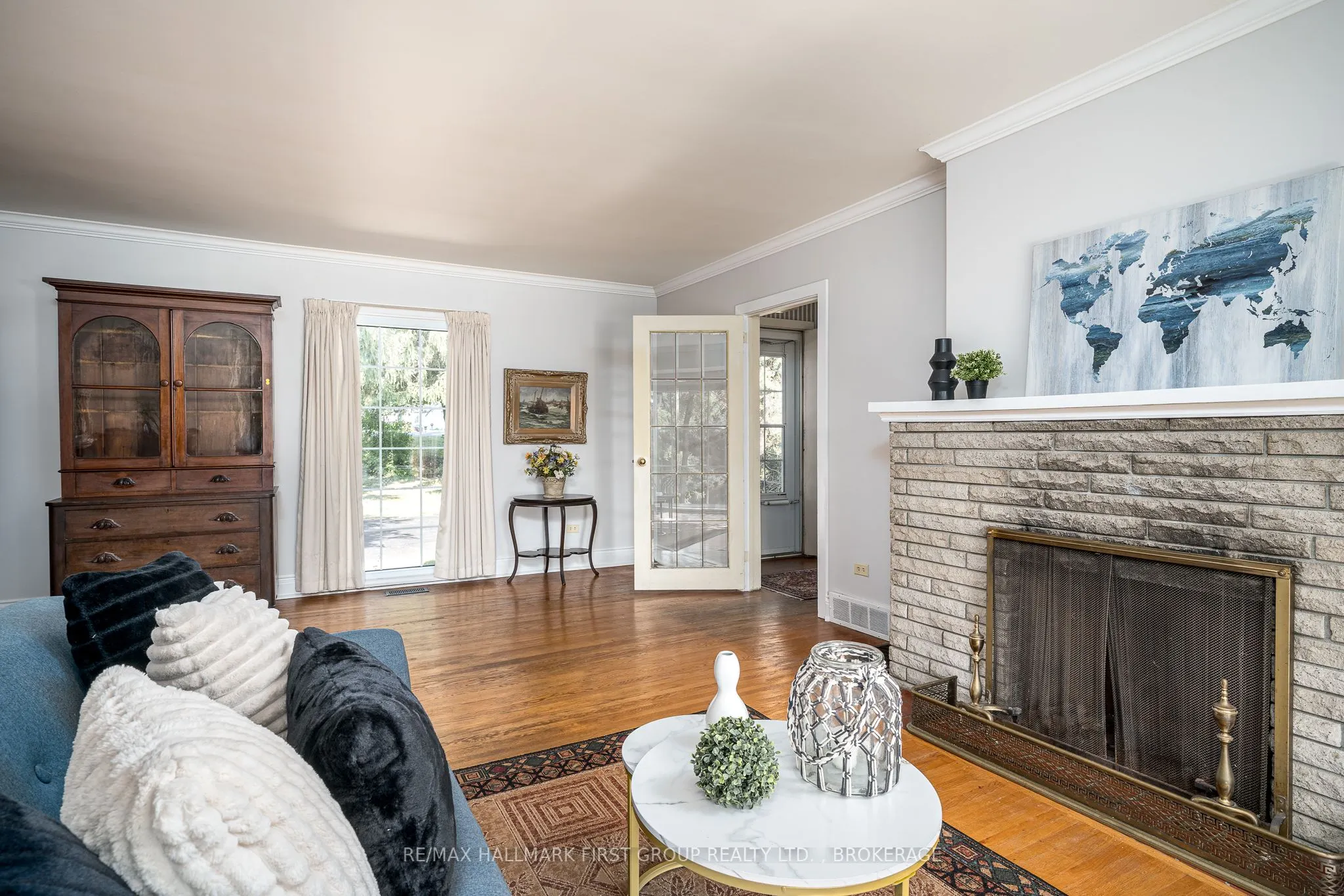 366 Dundas Street W
