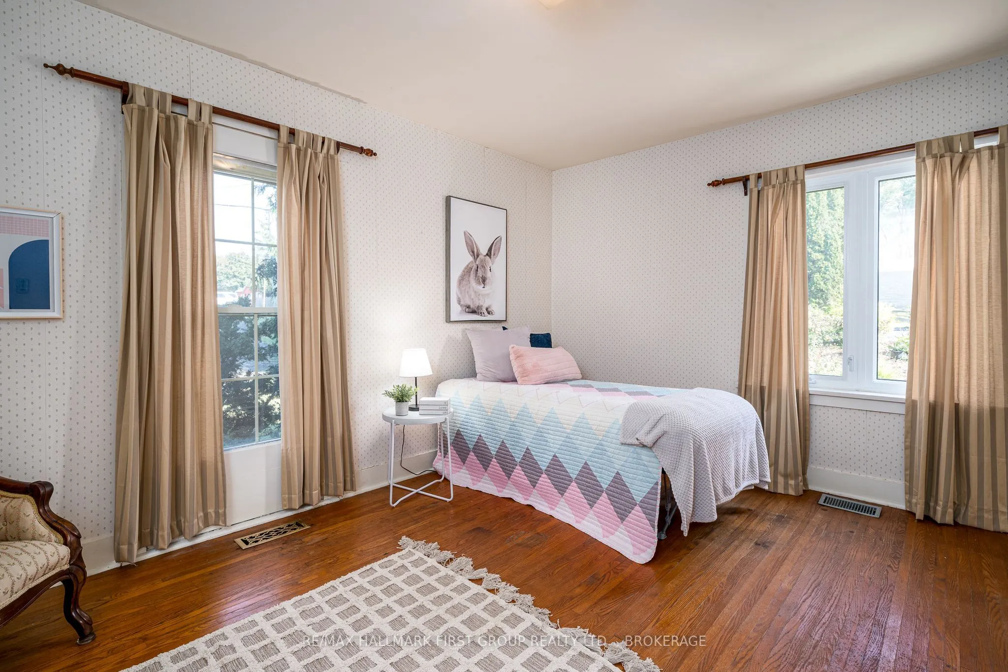 366 Dundas Street W