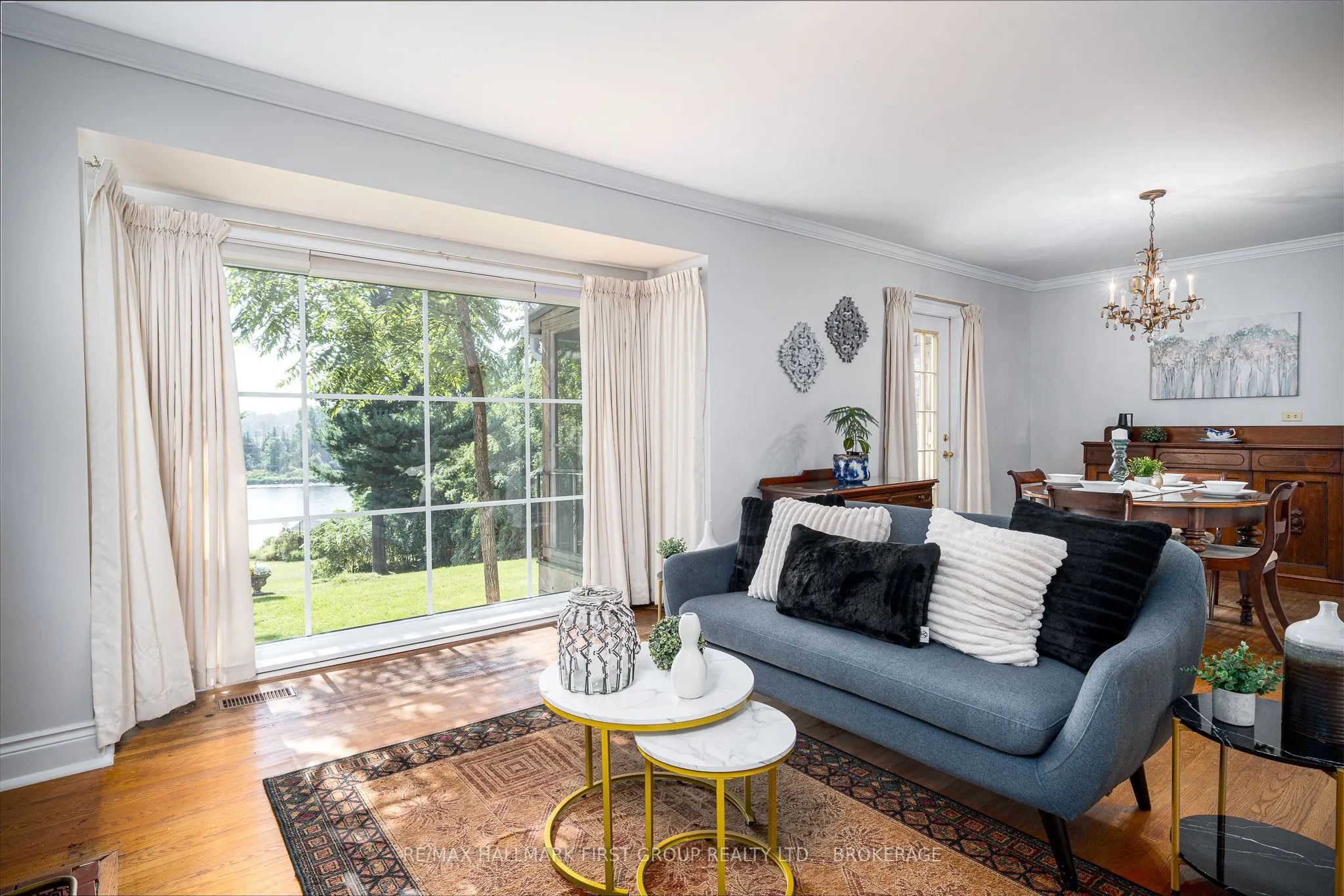 366 Dundas Street W