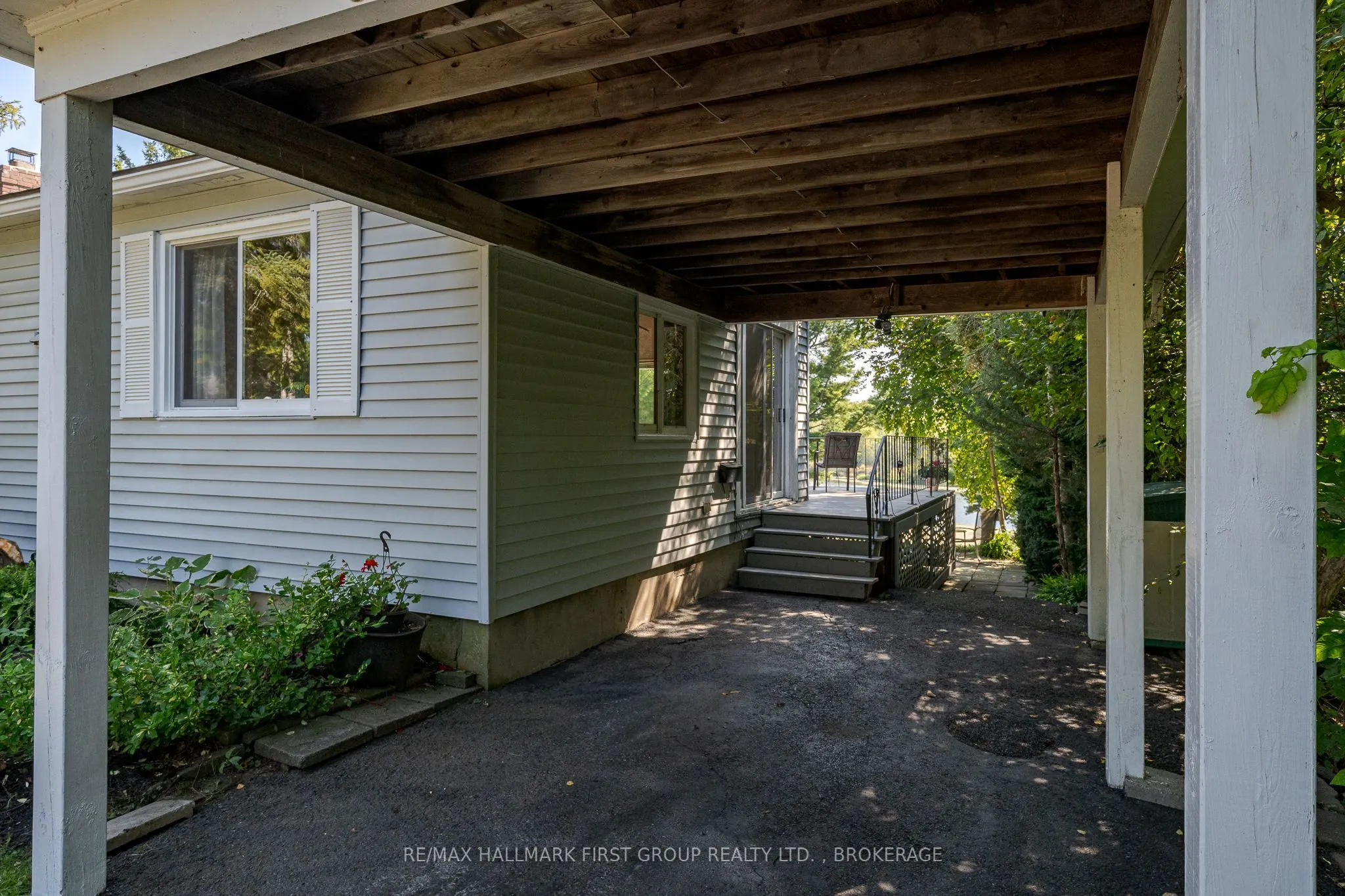 366 Dundas Street W