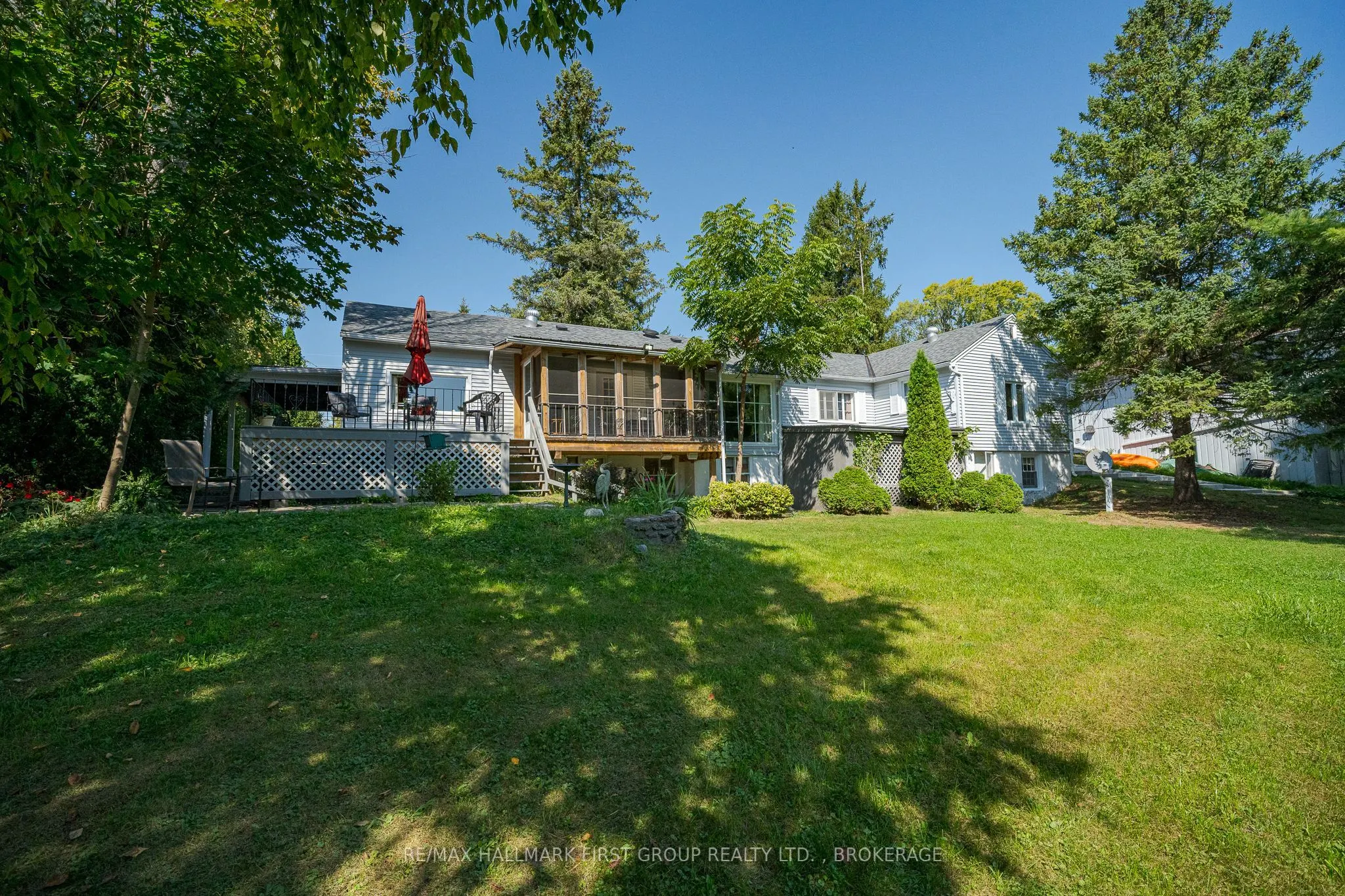 366 Dundas Street W