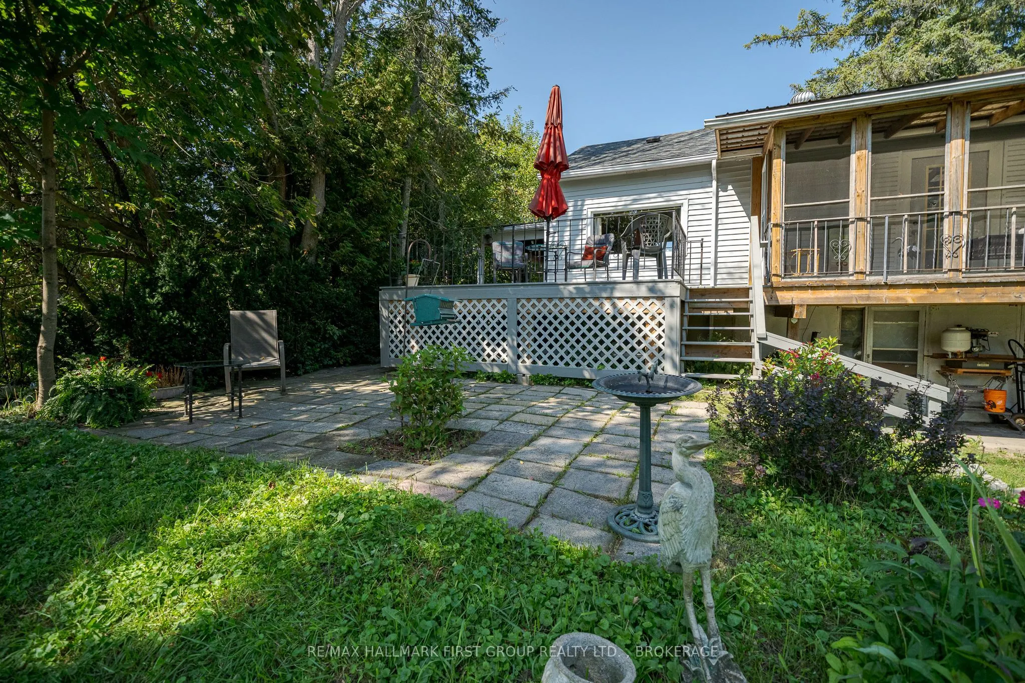 366 Dundas Street W