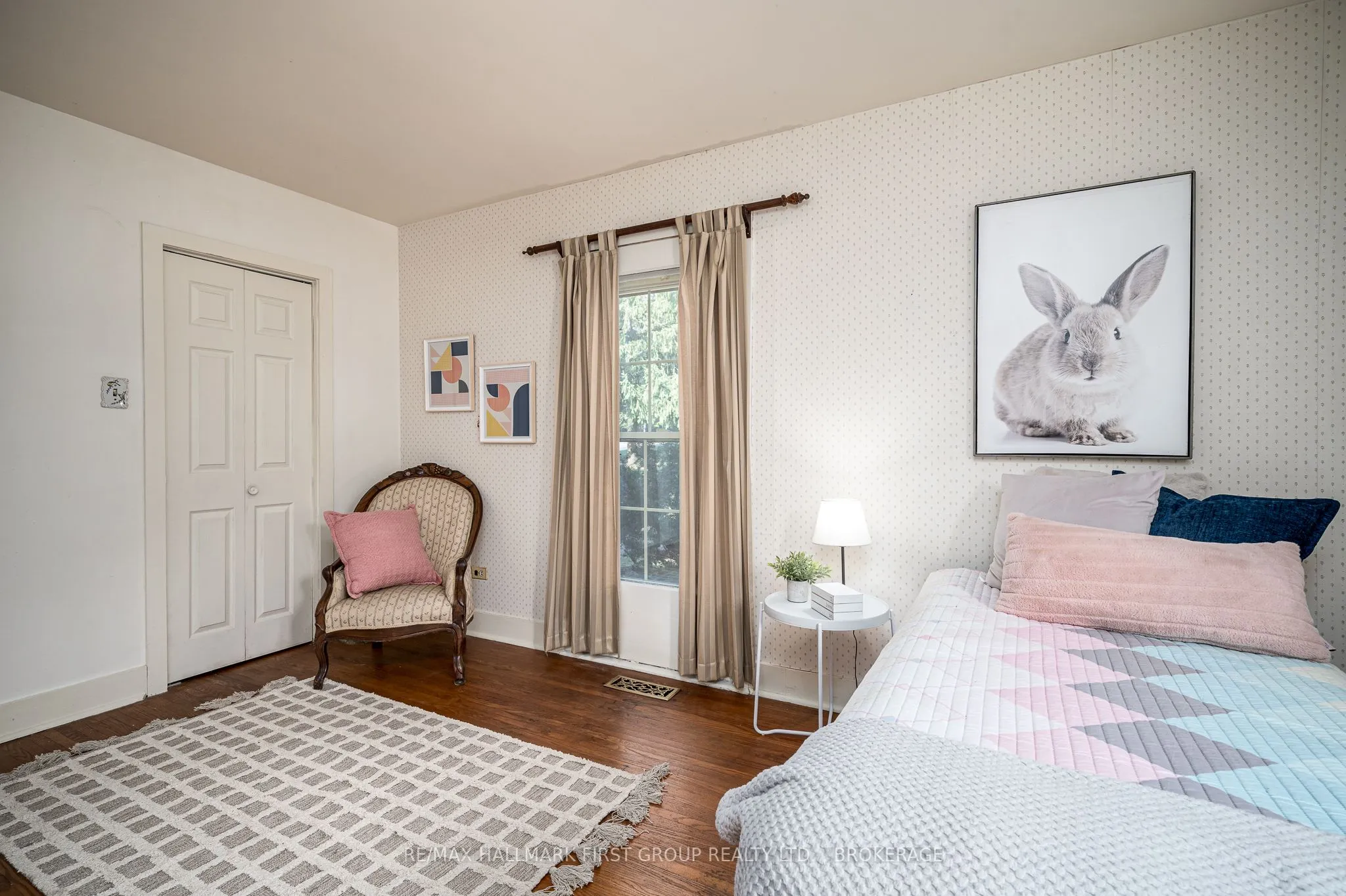 366 Dundas Street W