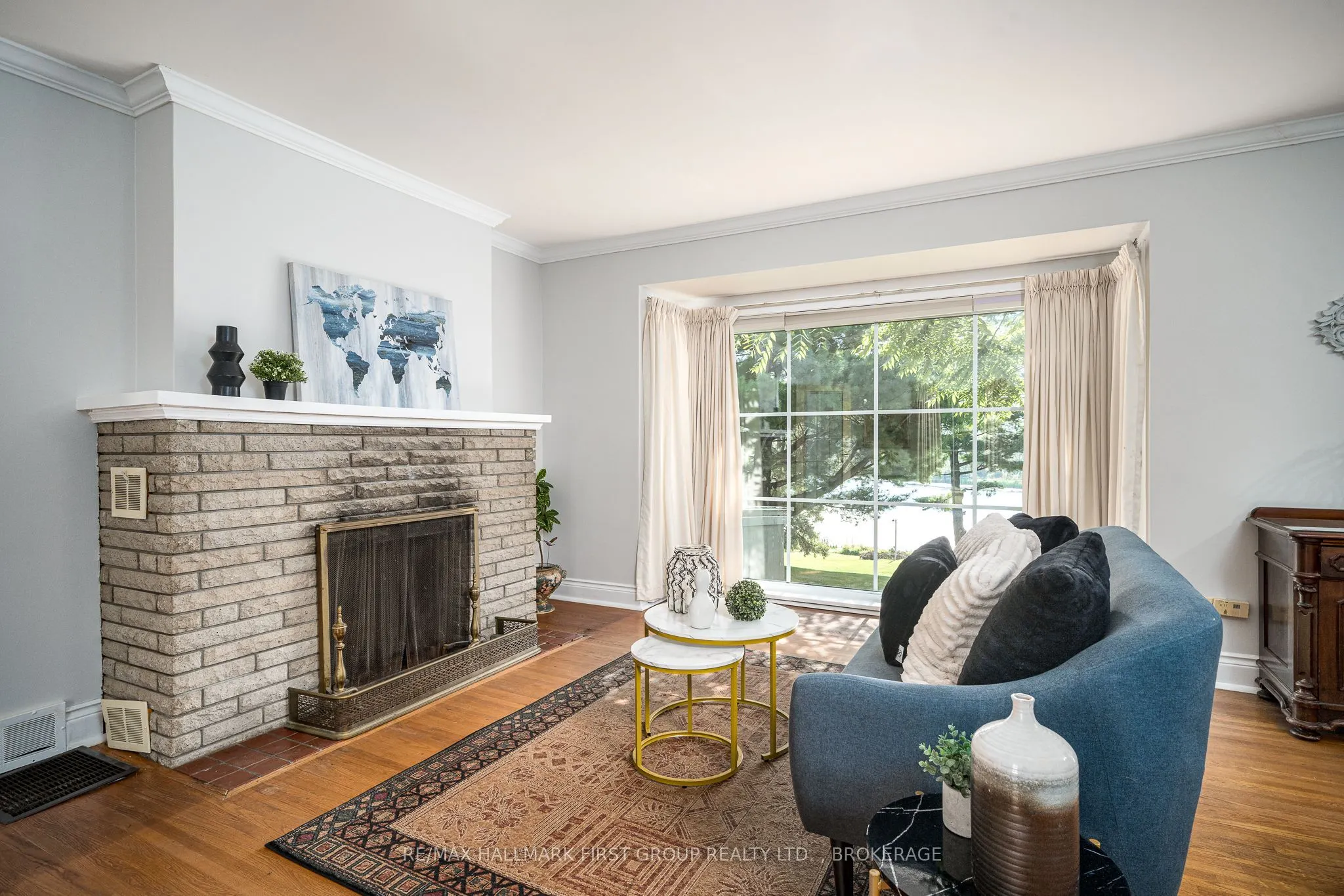 366 Dundas Street W