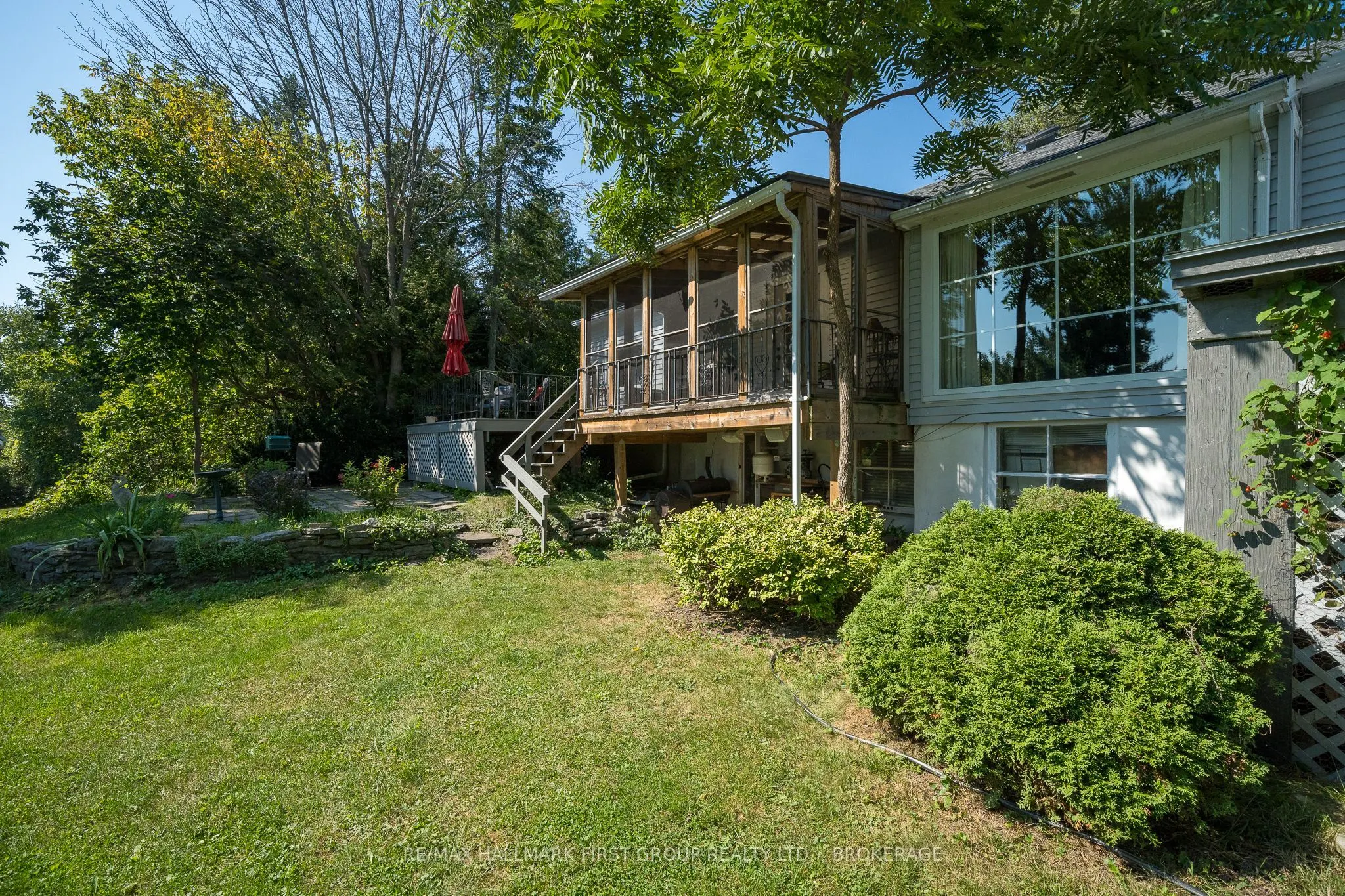 366 Dundas Street W