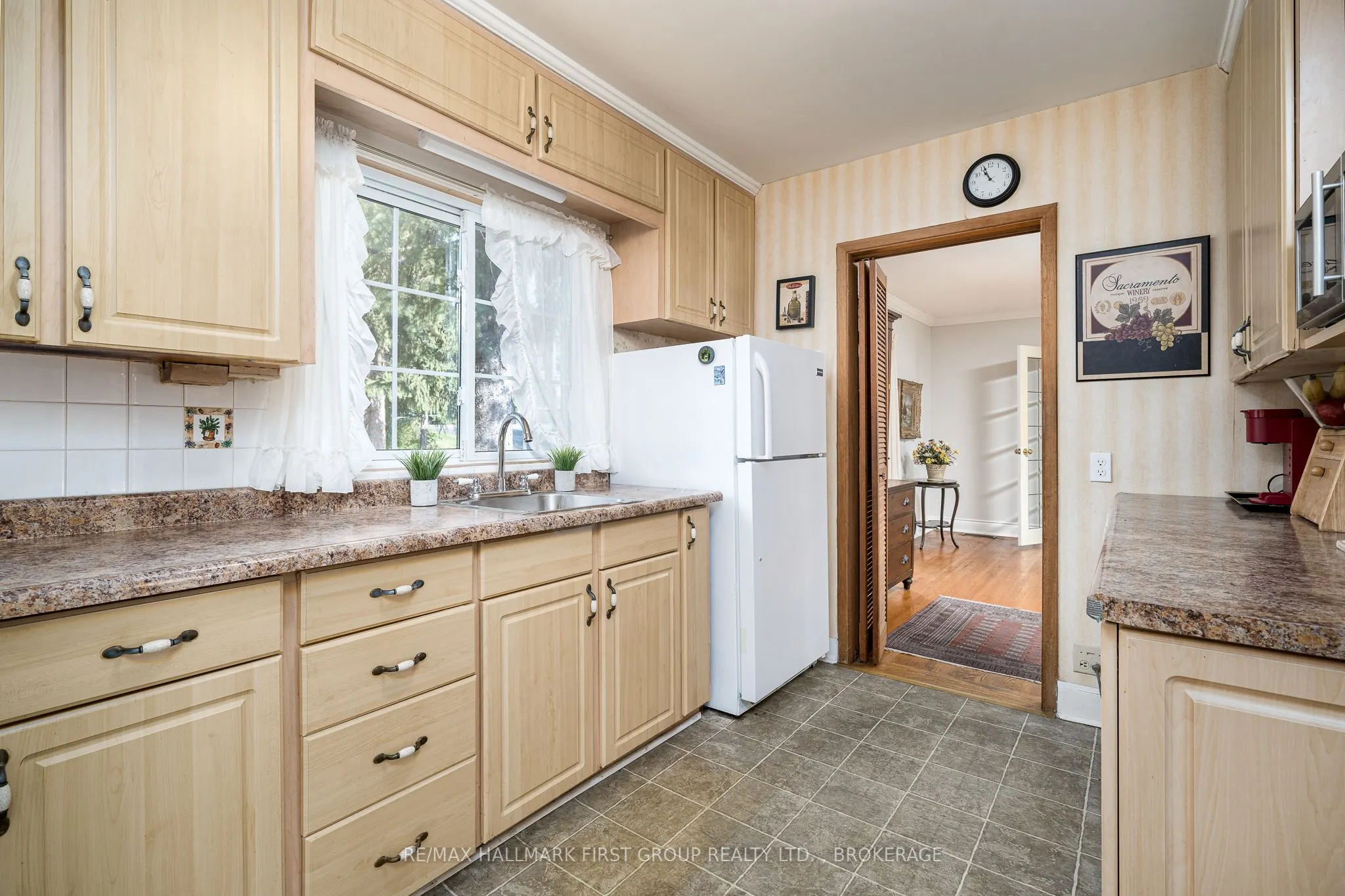 366 Dundas Street W