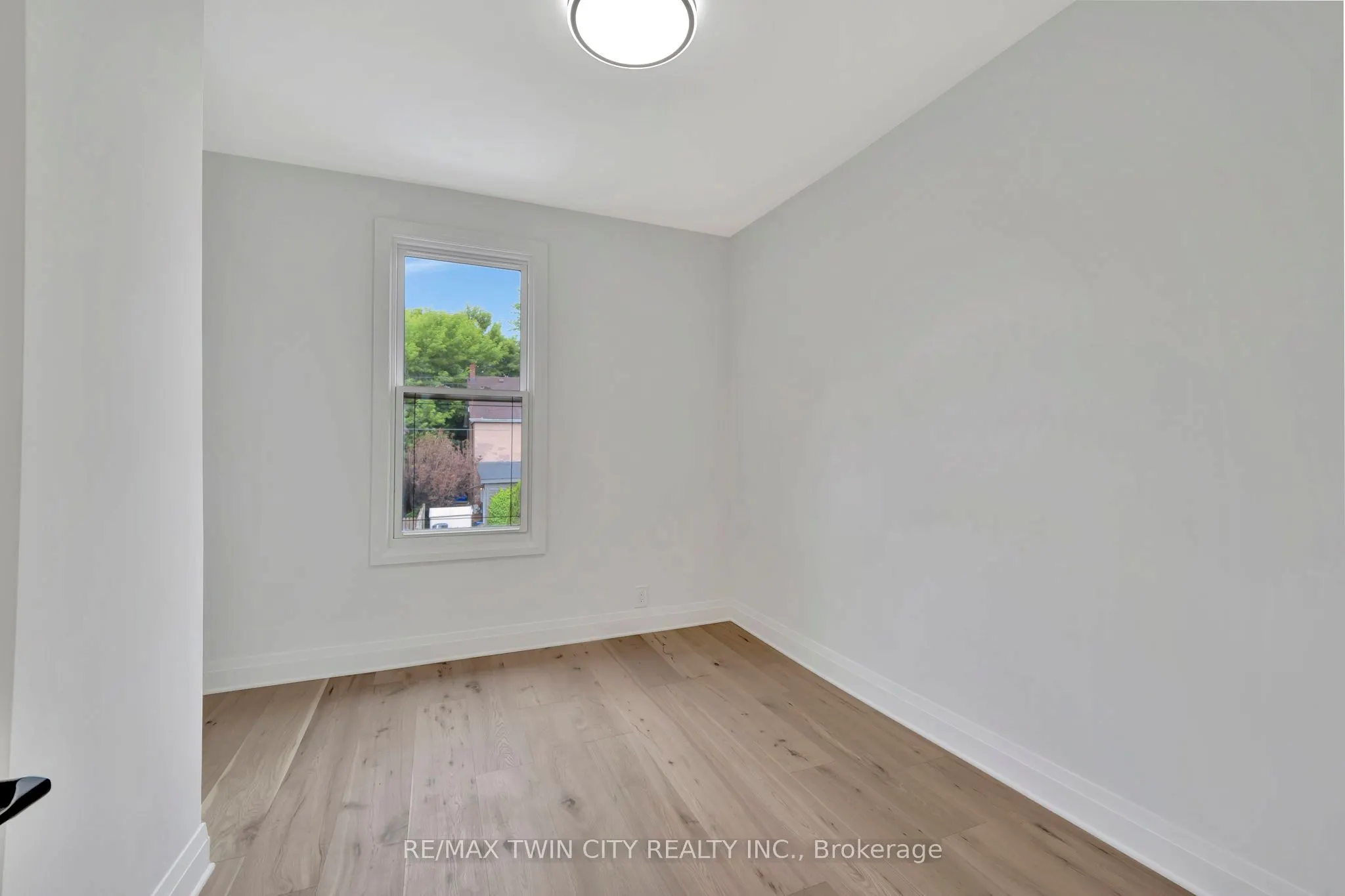 32 Picton Street W