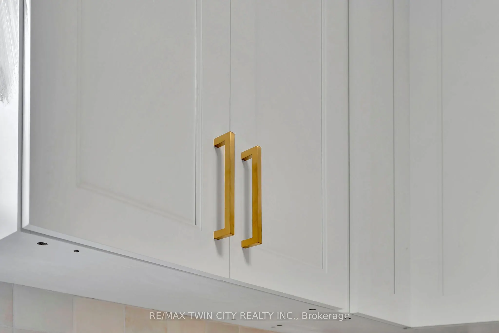 32 Picton Street W