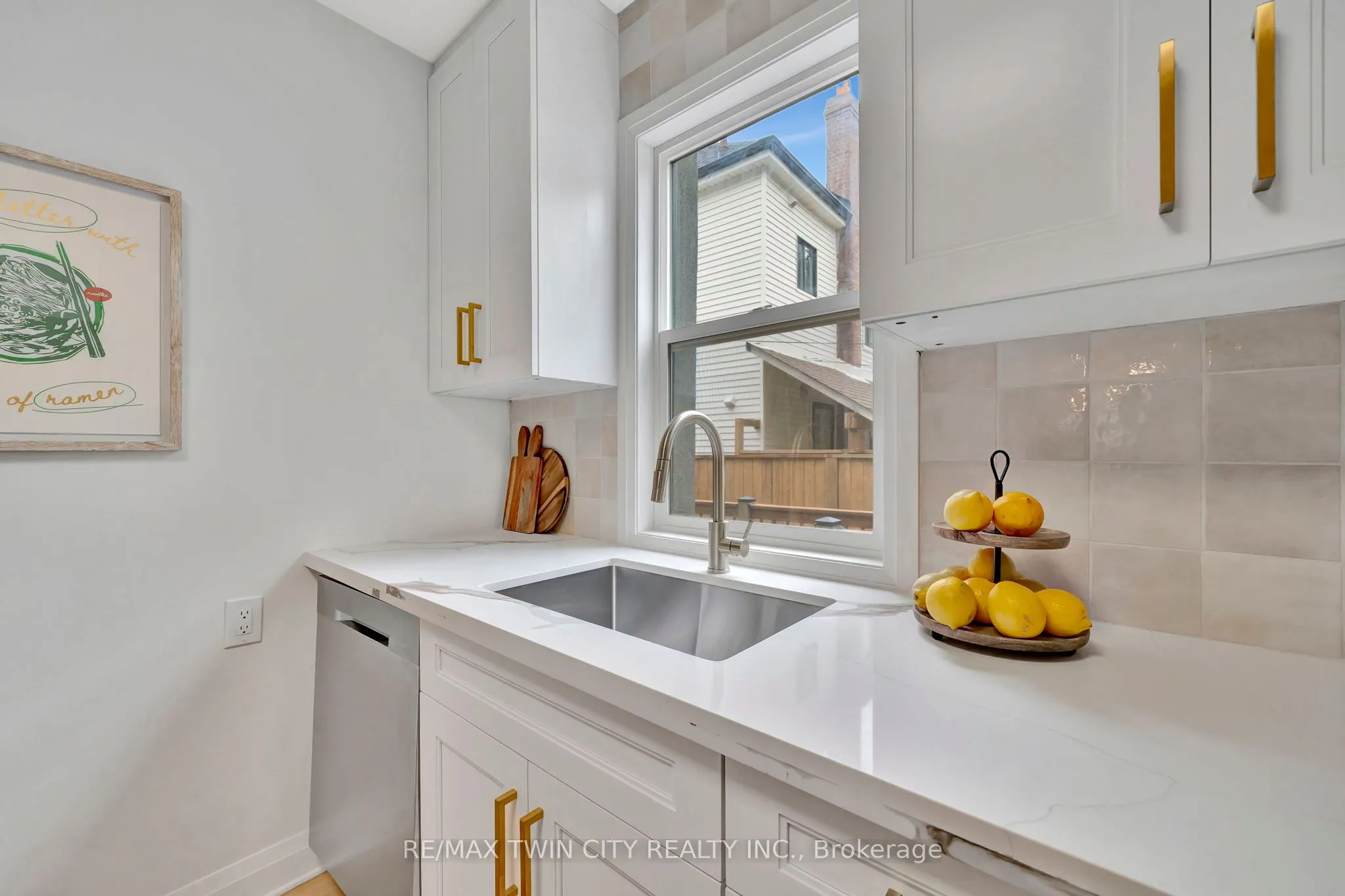 32 Picton Street W