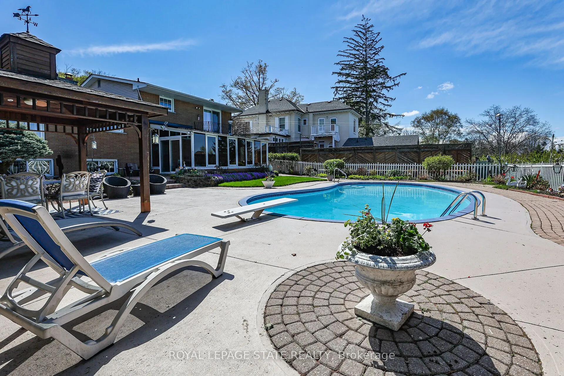 280A Main Street W