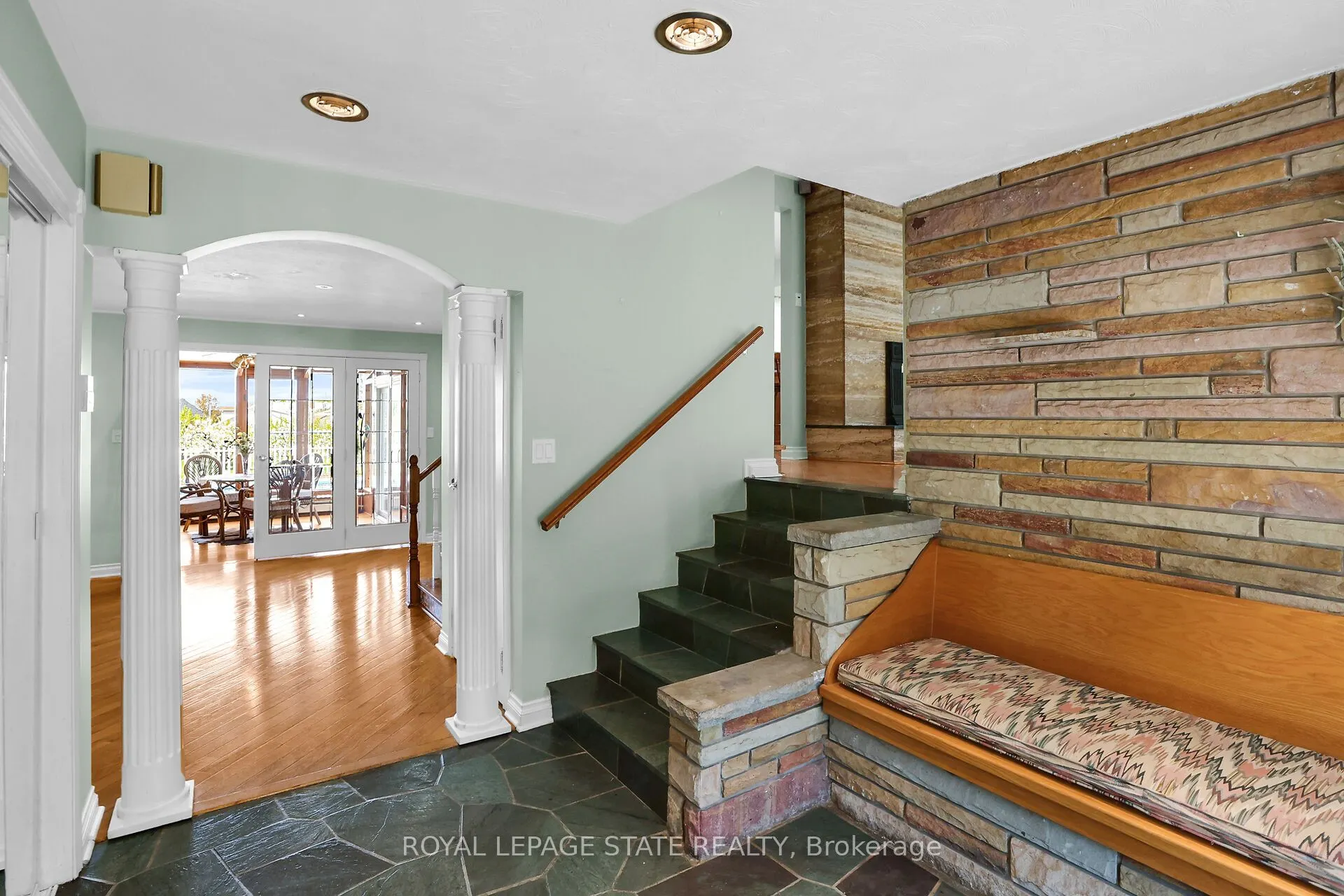 280A Main Street W