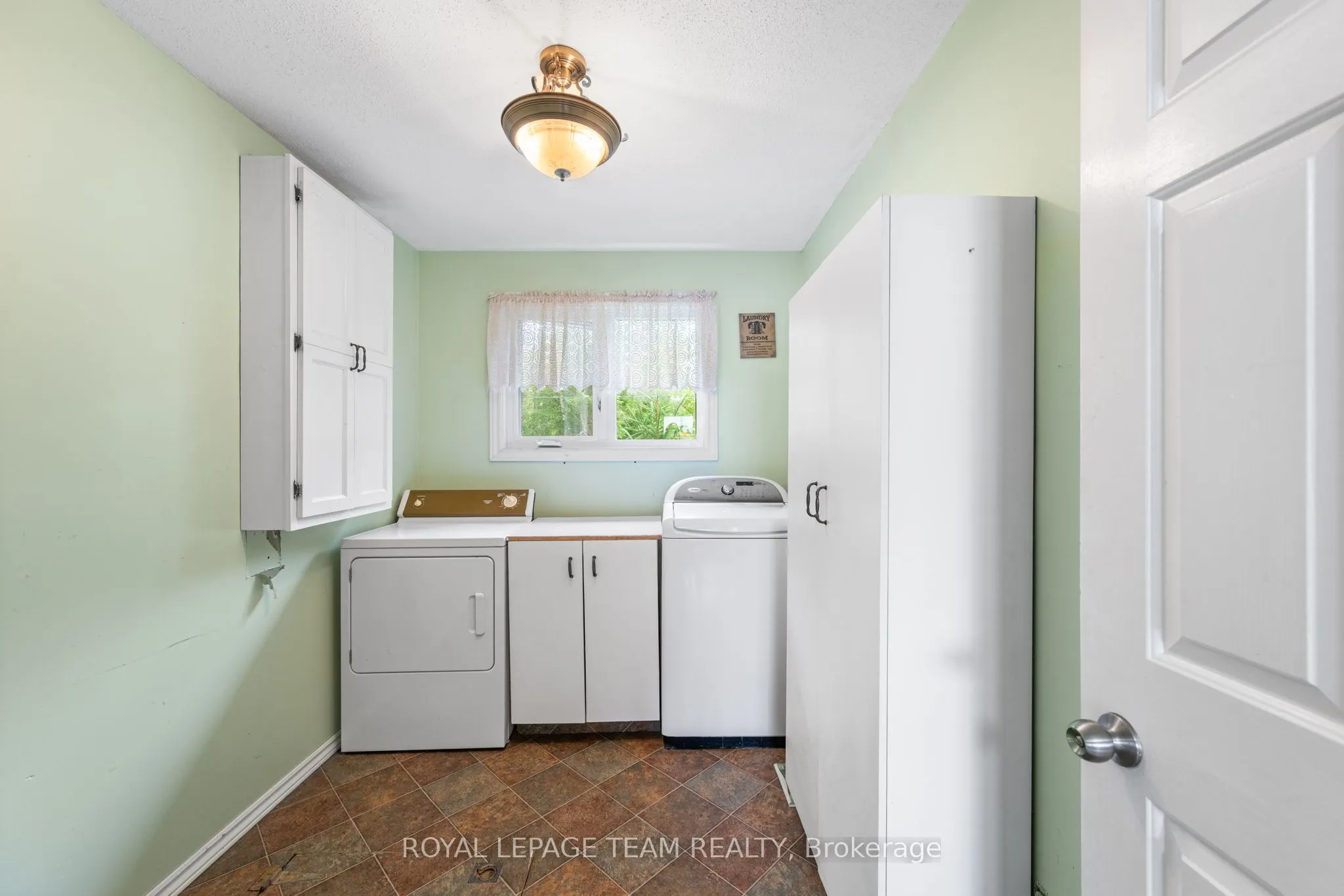 2733 Rideau Glen Lane