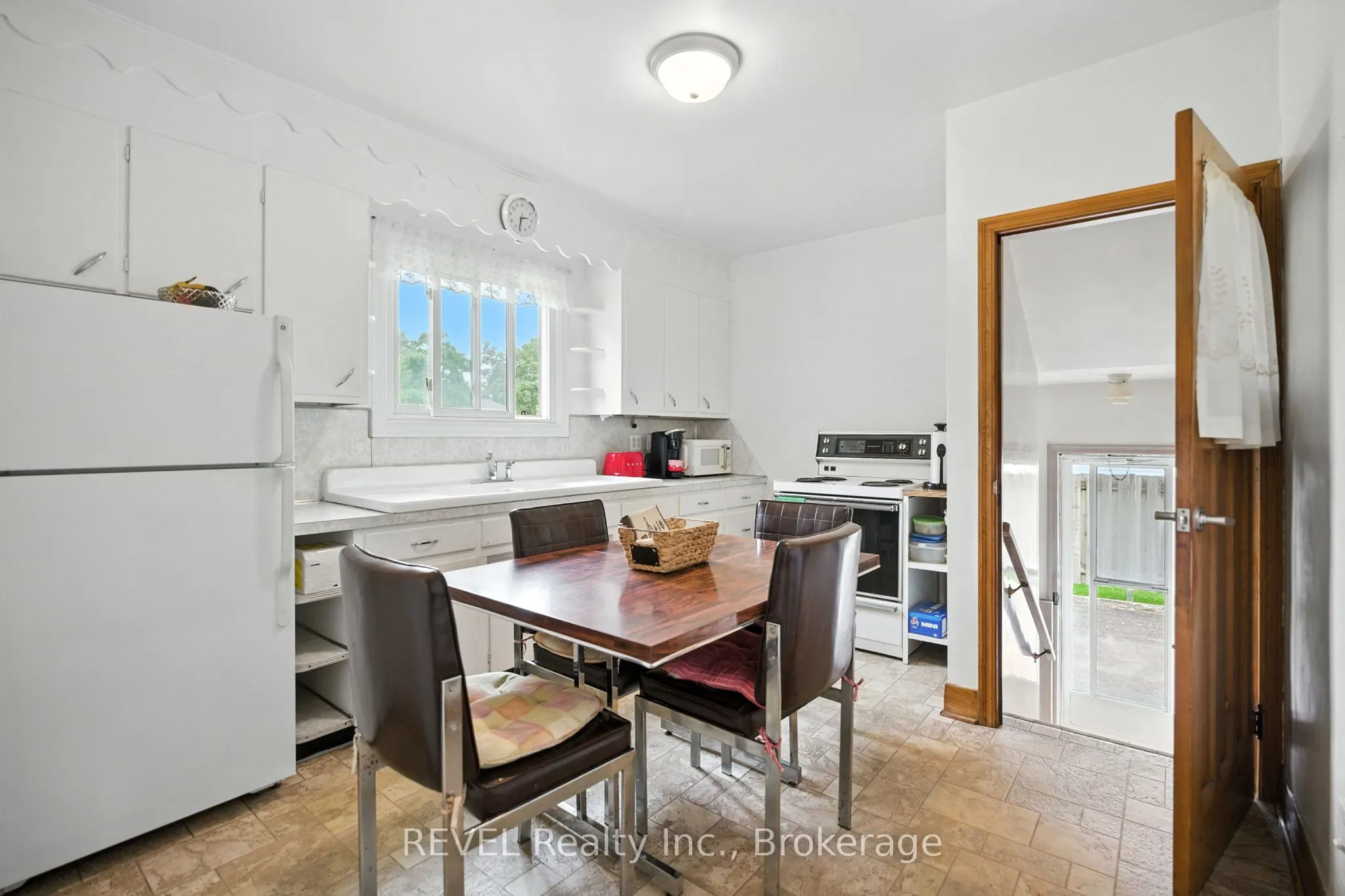 146 Main Street E