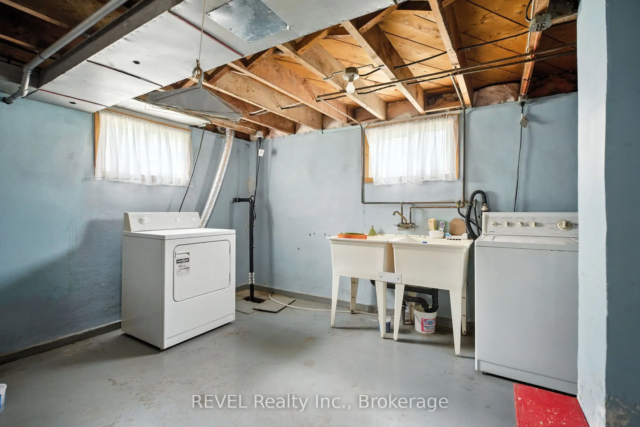 146 Main Street E