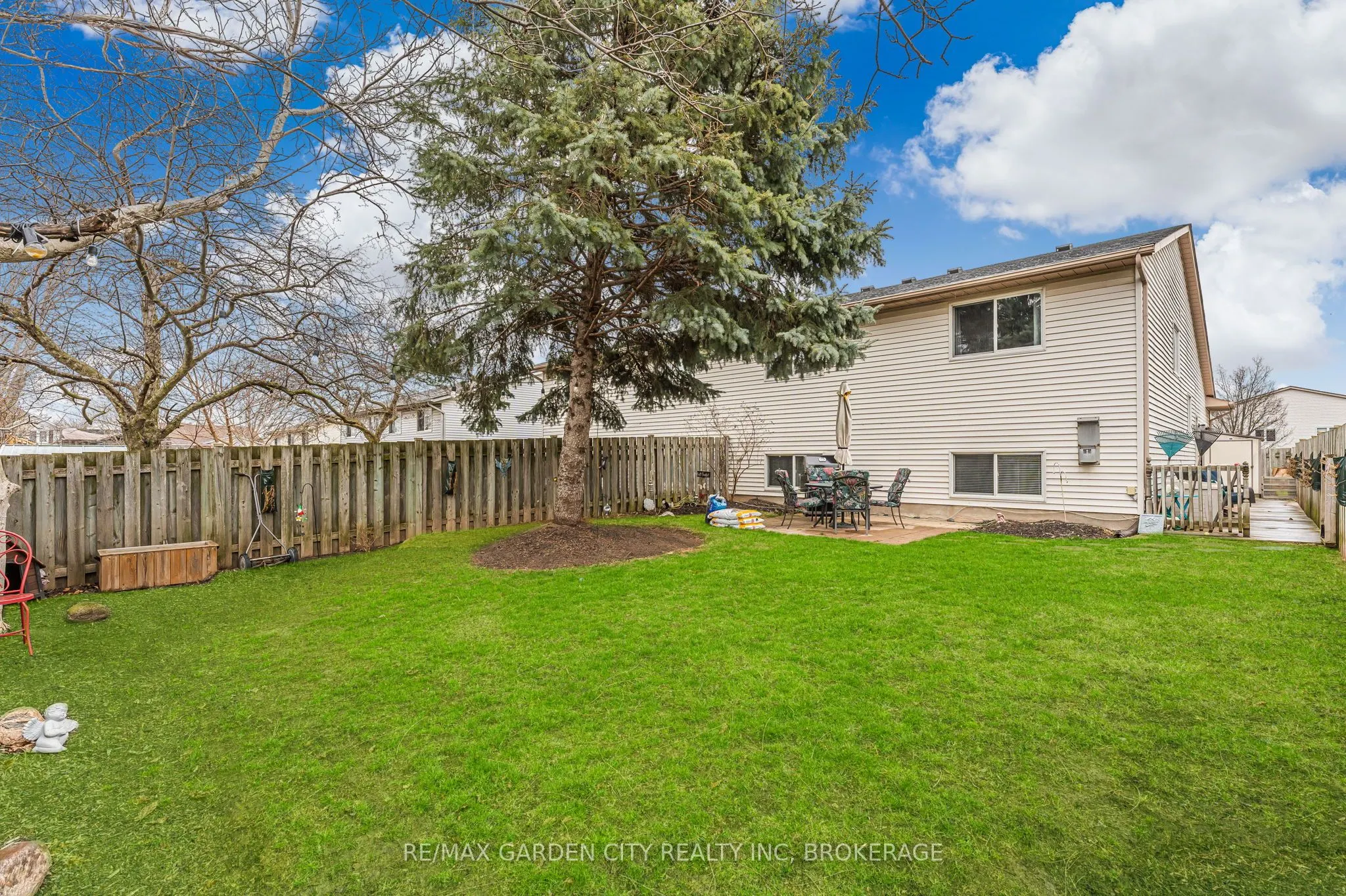 4534 Dufferin Avenue