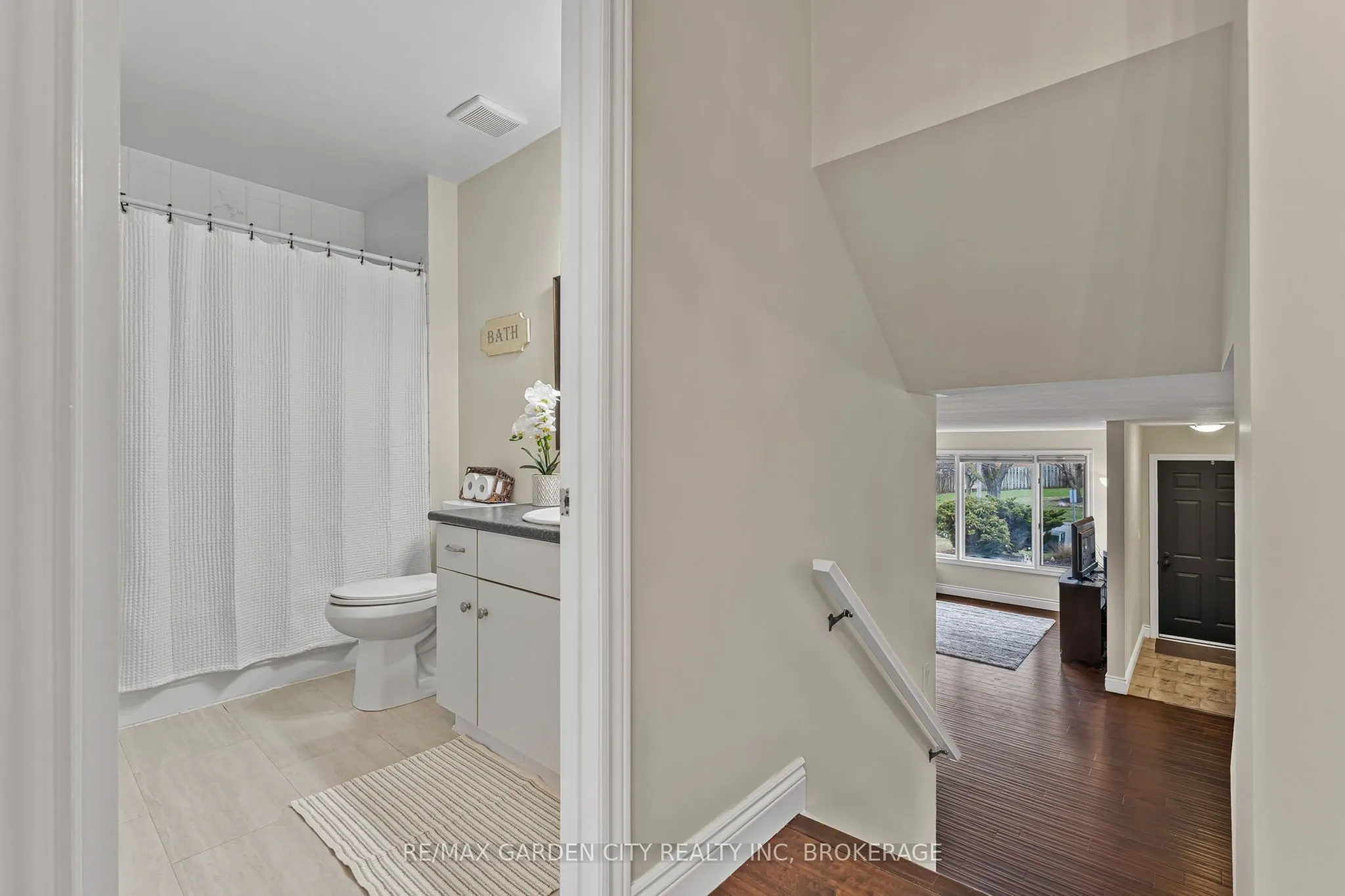 4534 Dufferin Avenue