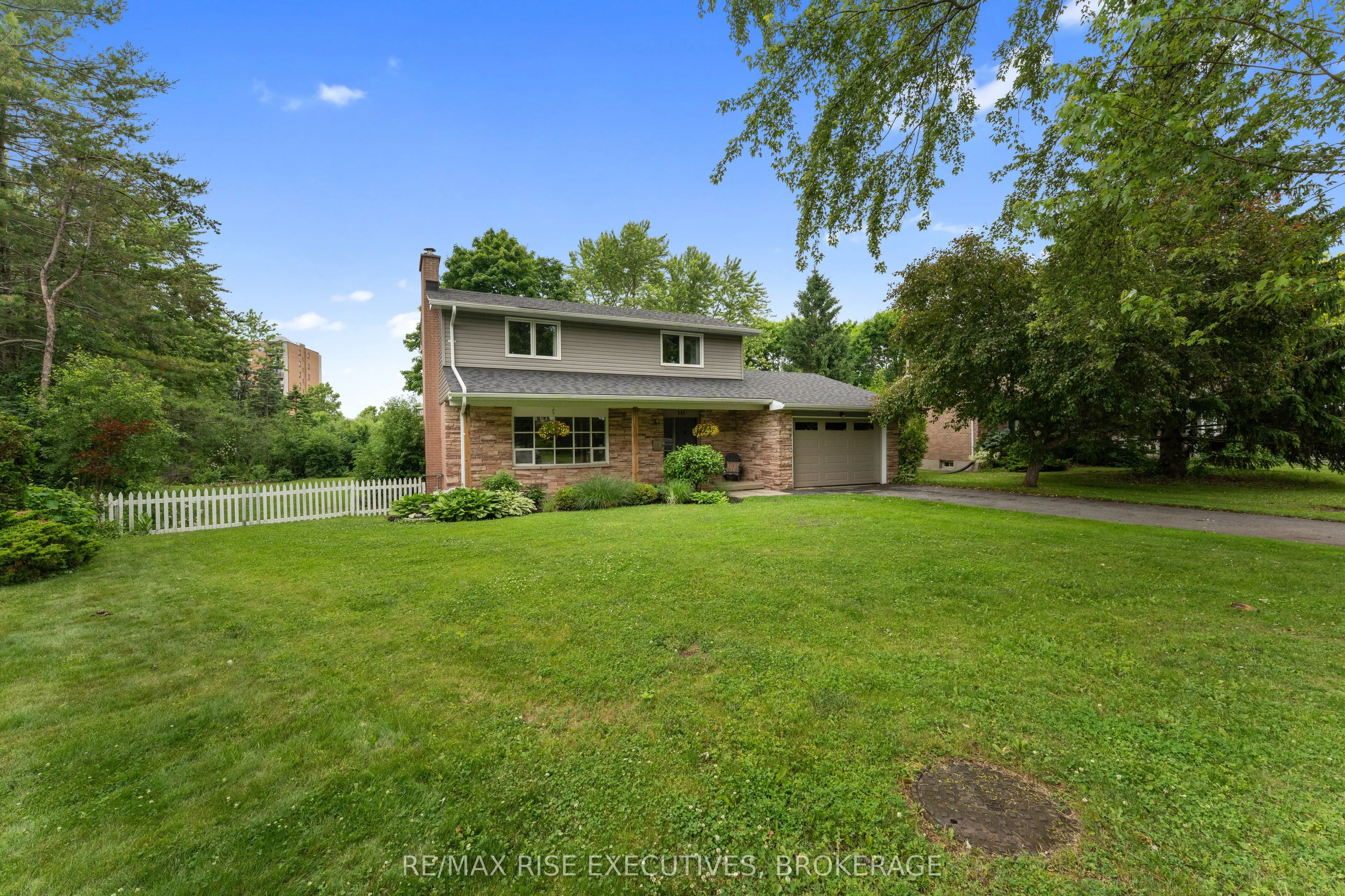 115 Fairway Hill Crescent