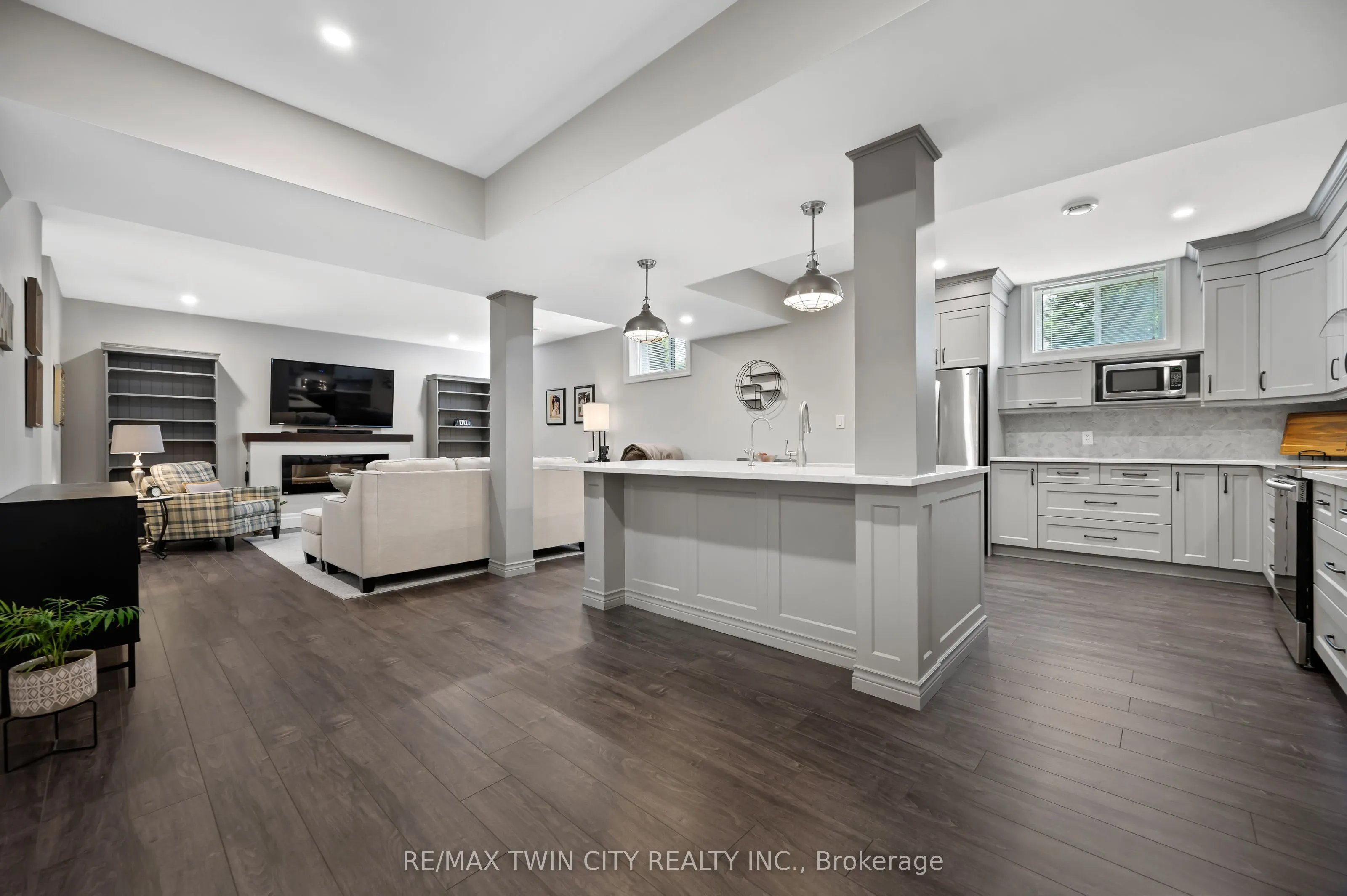 546 Manor Ridge Crescent