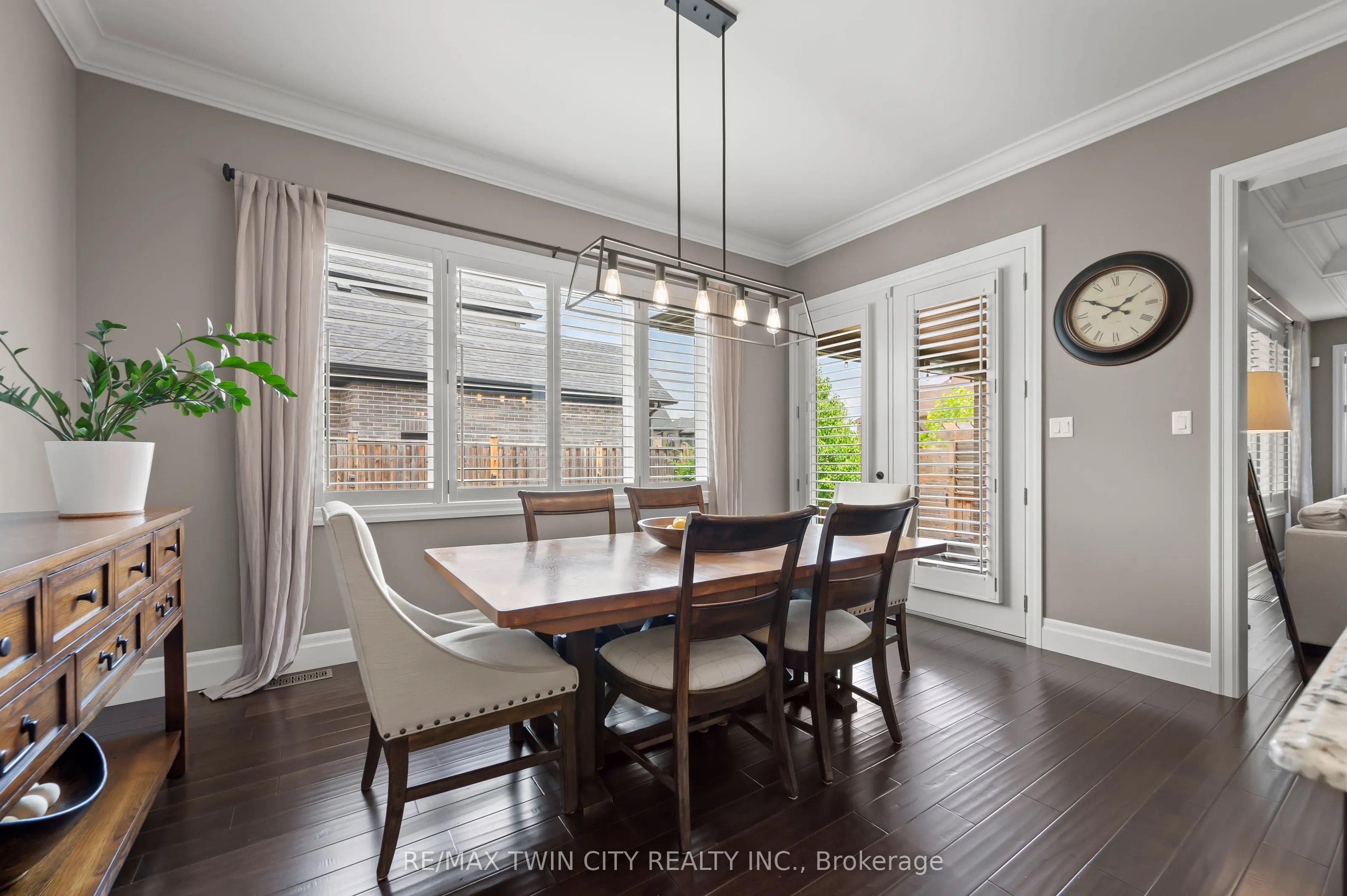 546 Manor Ridge Crescent