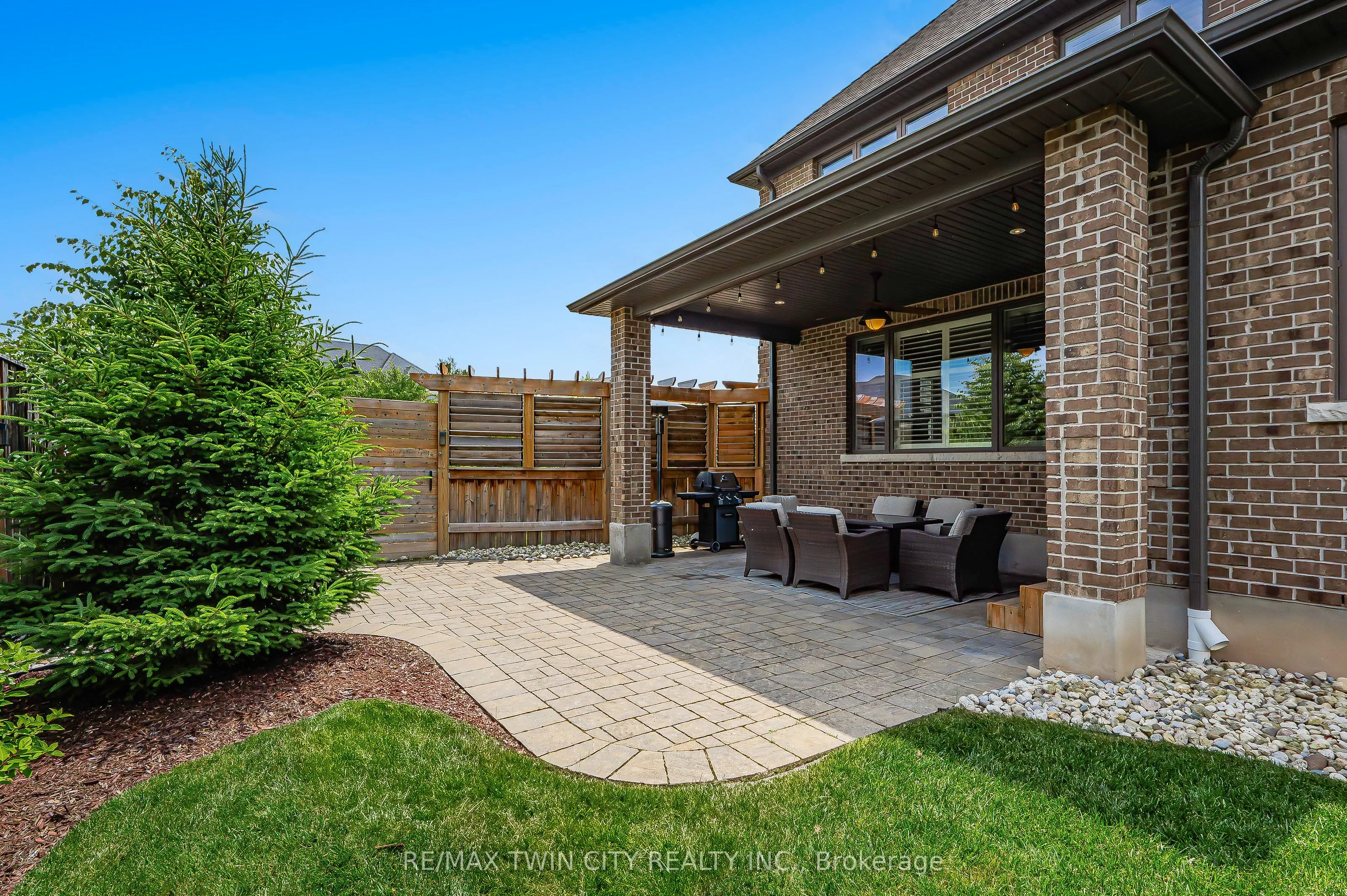 546 Manor Ridge Crescent