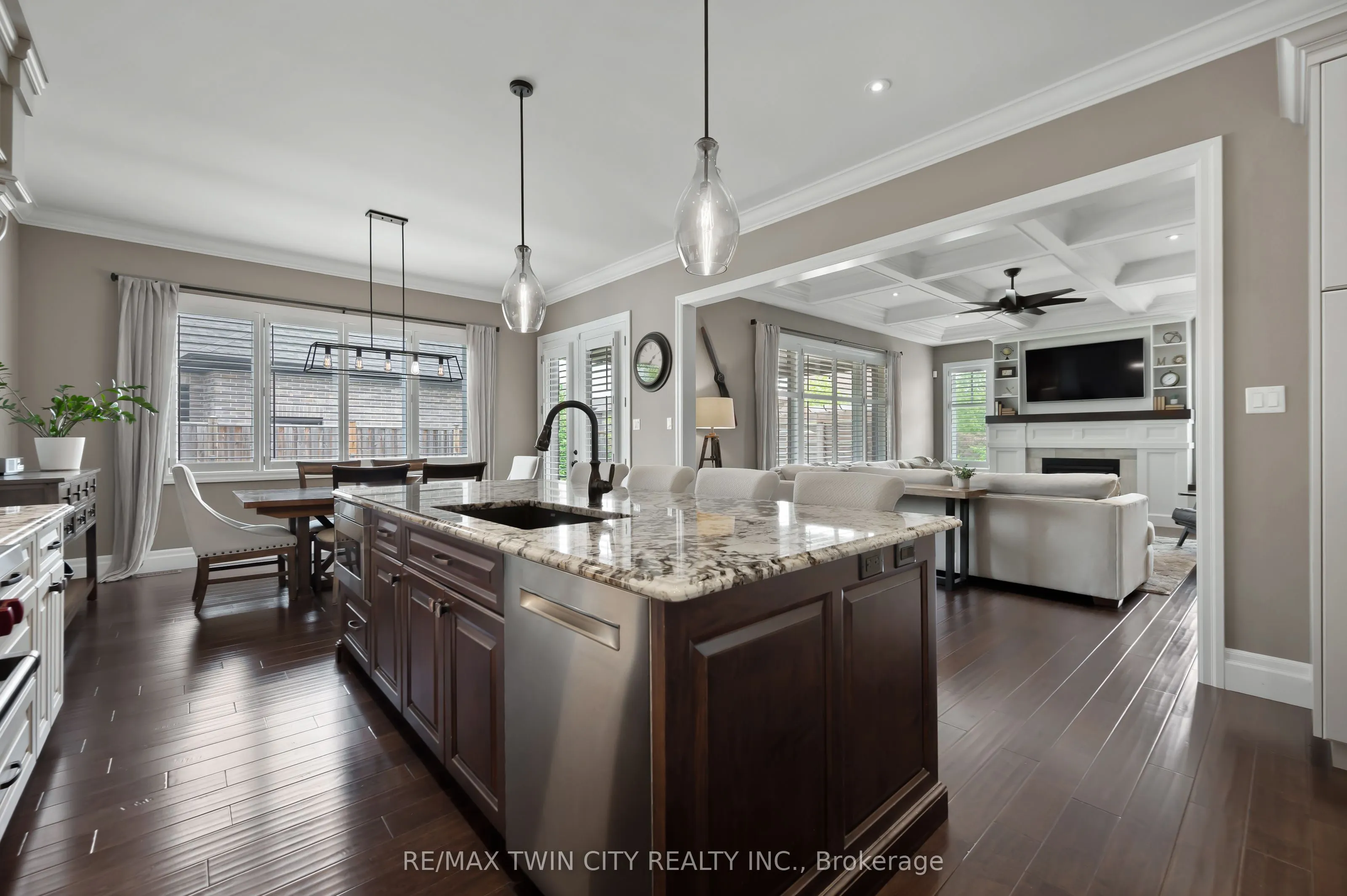 546 Manor Ridge Crescent