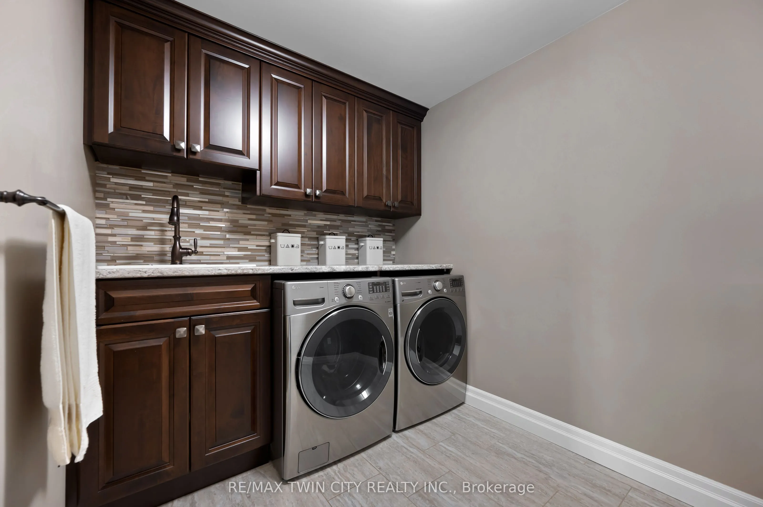 546 Manor Ridge Crescent