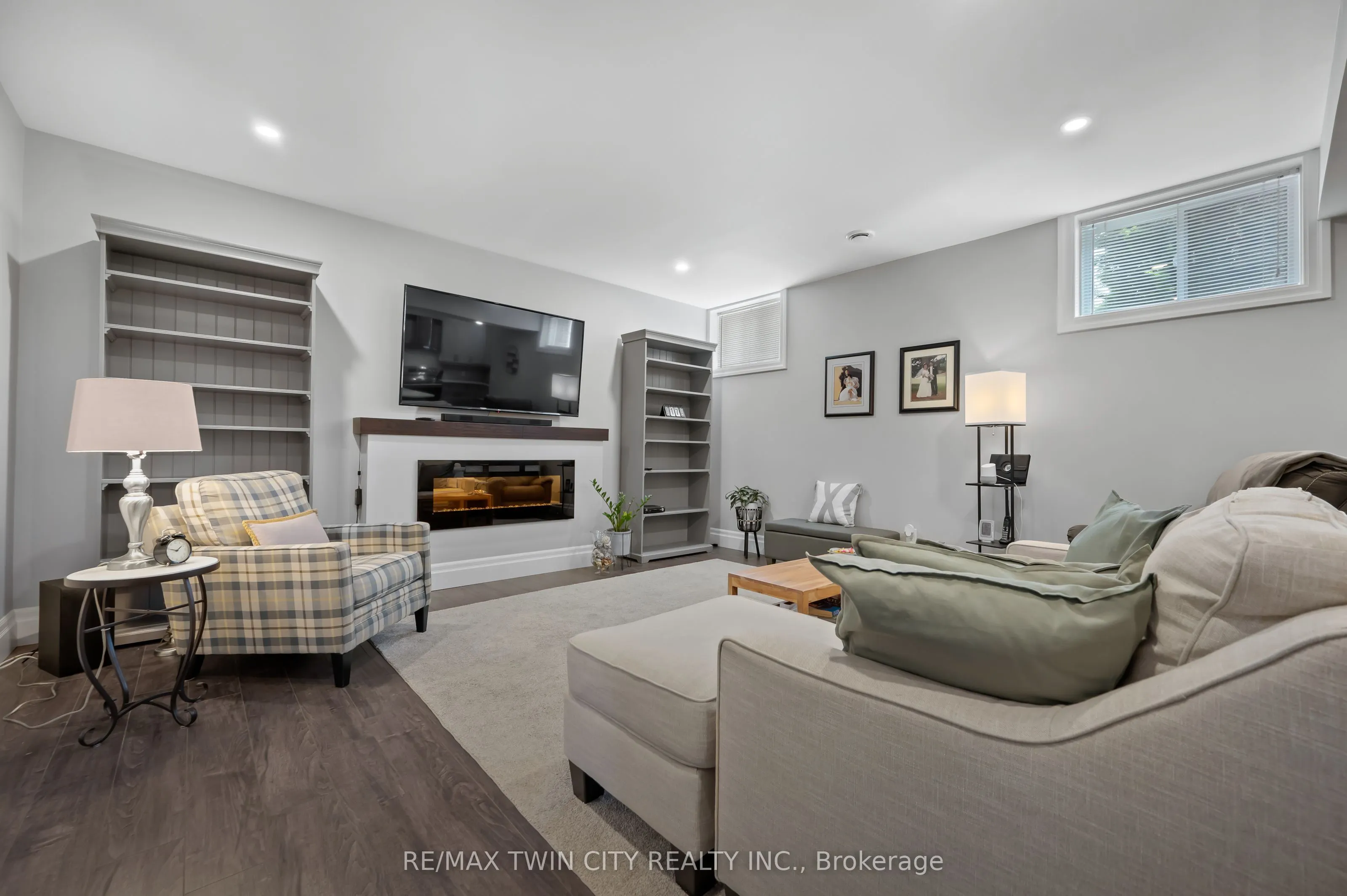 546 Manor Ridge Crescent