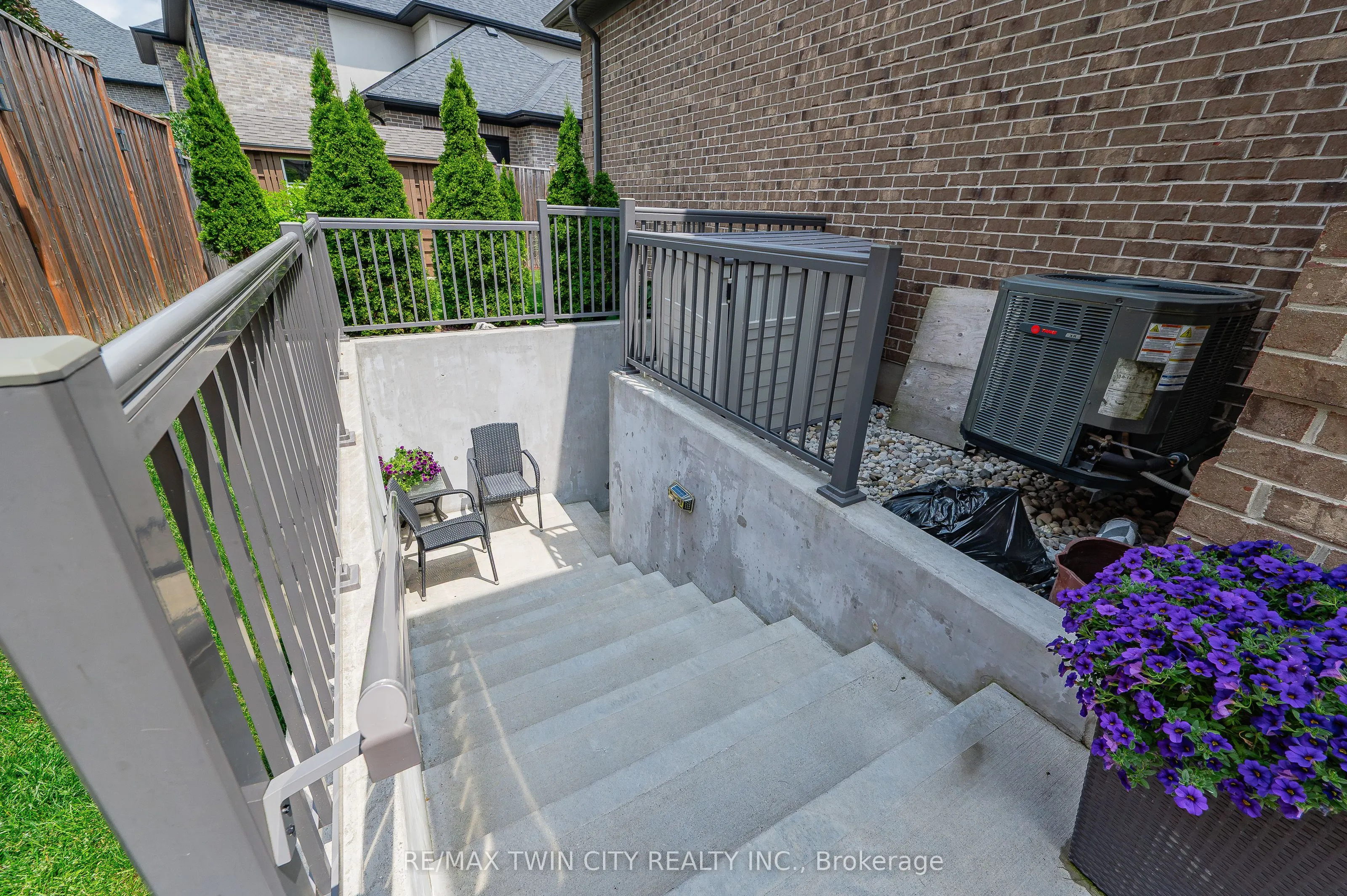 546 Manor Ridge Crescent